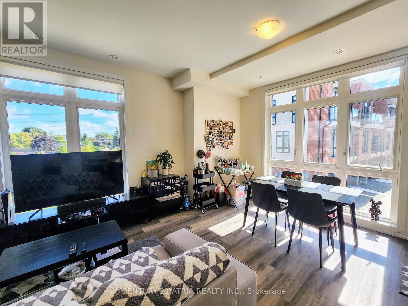 3 - 1 Bond Crescent, Richmond Hill, Ontario  L4E 1J4 - Photo 5 - N12532218