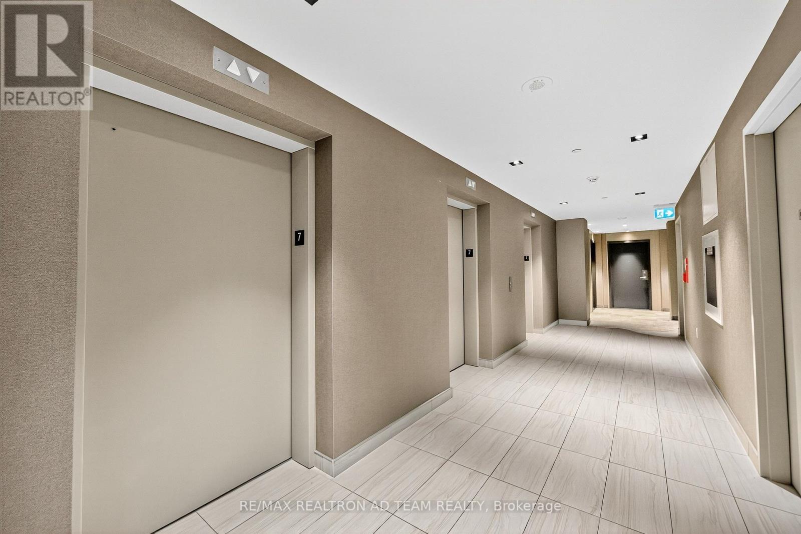 717 - 10 Honeycrisp Crescent, Vaughan, Ontario  L4K 0M7 - Photo 5 - N12532246