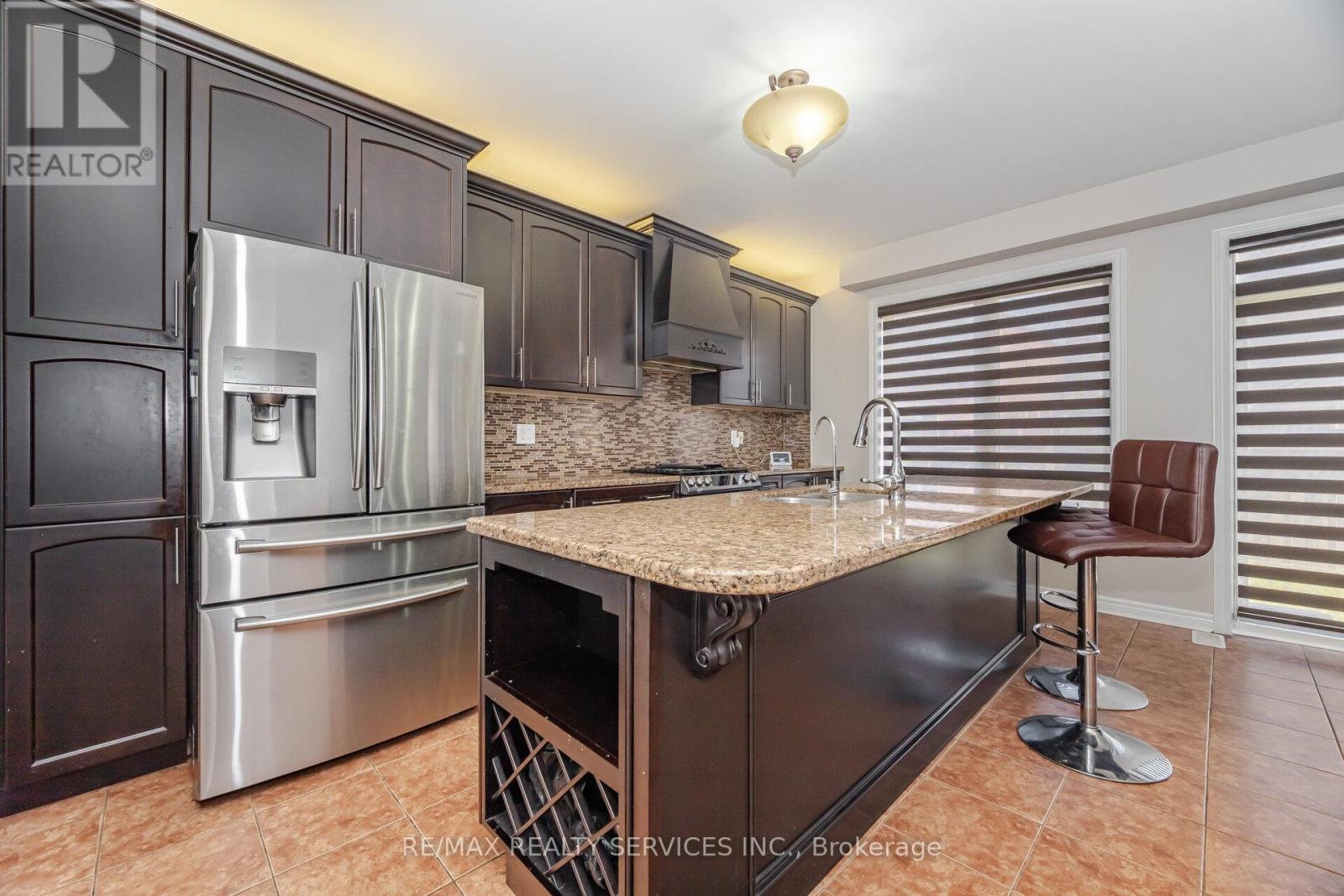 232 Sussexvale Drive, Brampton, Ontario  L6R 3S3 - Photo 9 - W12532084