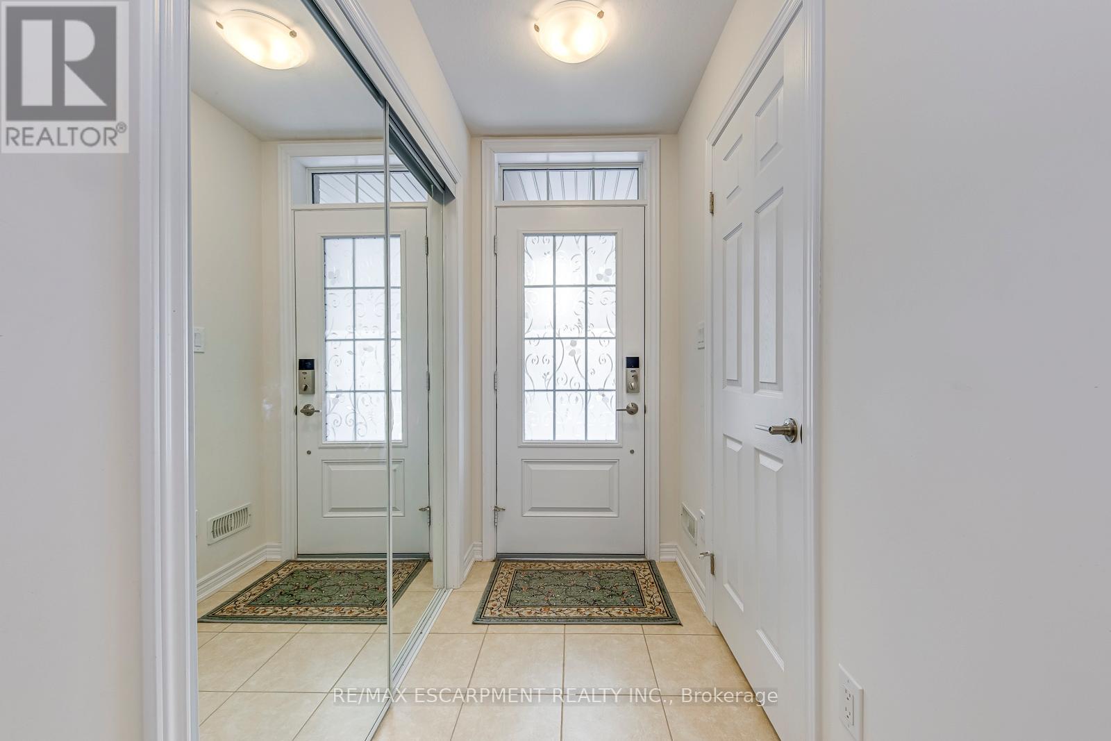 383 Grantham Common, Oakville, Ontario  L6H 0P8 - Photo 4 - W12532104