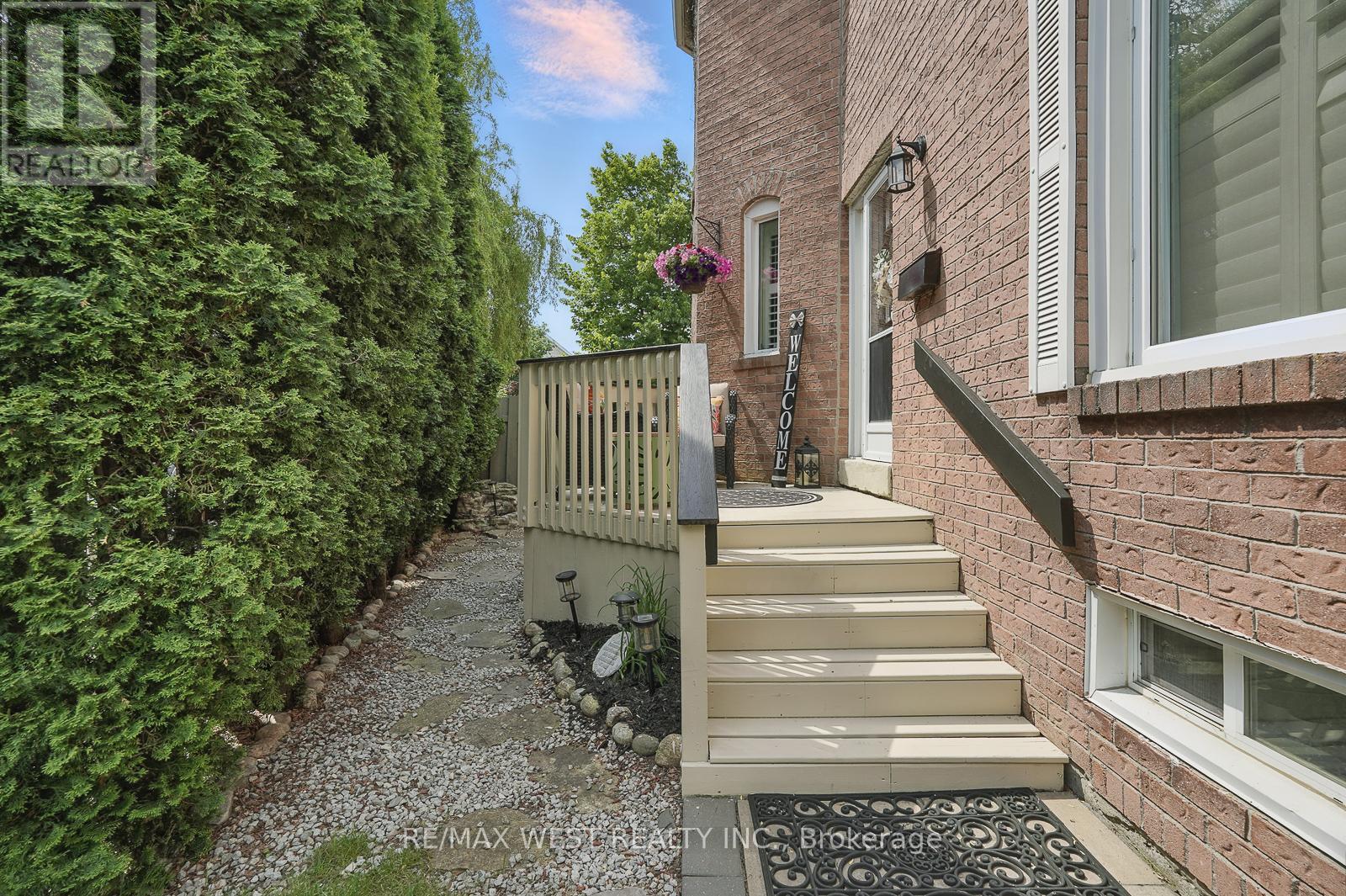 3060 Ilomar Court, Mississauga, Ontario  L5N 5B5 - Photo 3 - W12532106