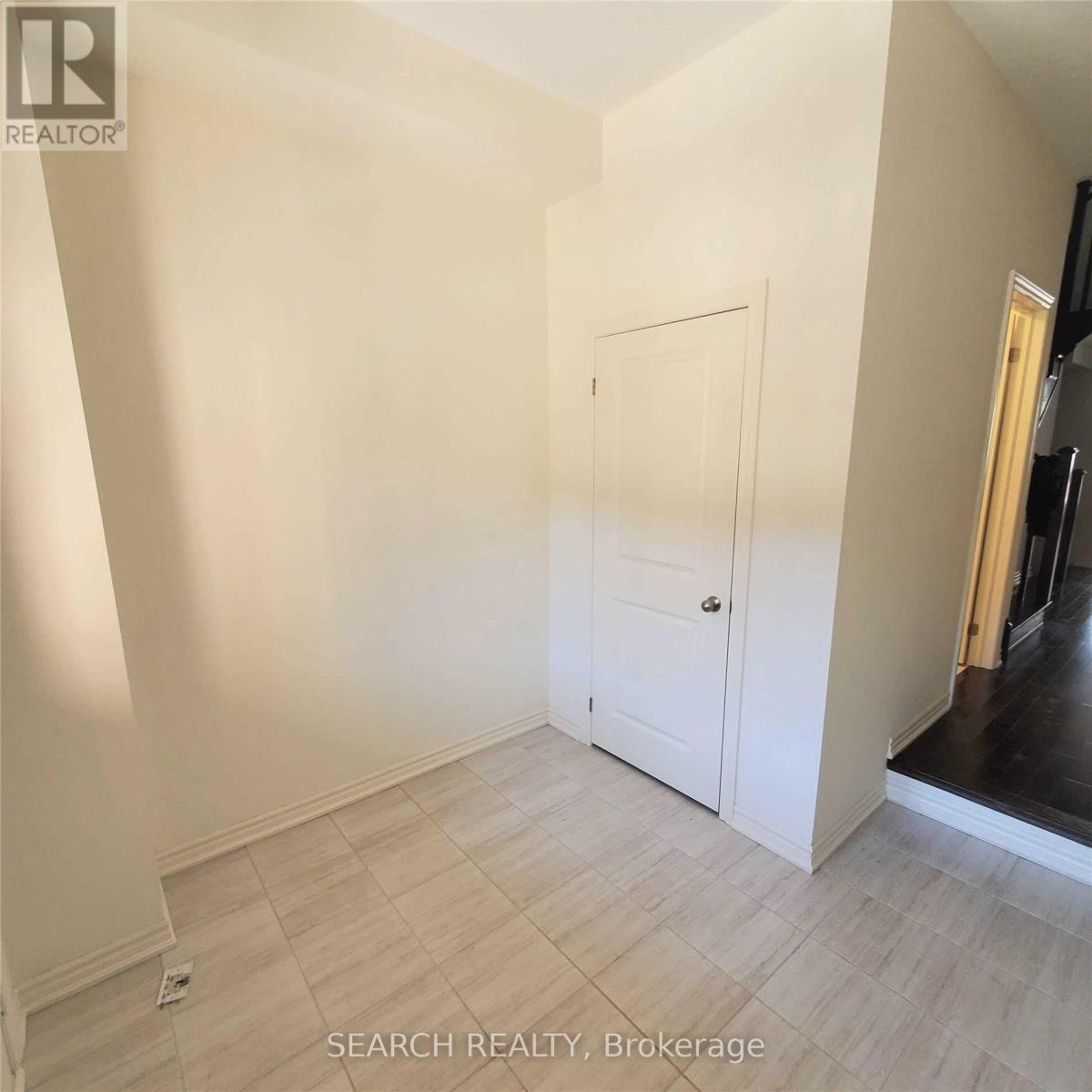 152 Adventura Road, Brampton, Ontario  L7A 5A7 - Photo 5 - W12532220