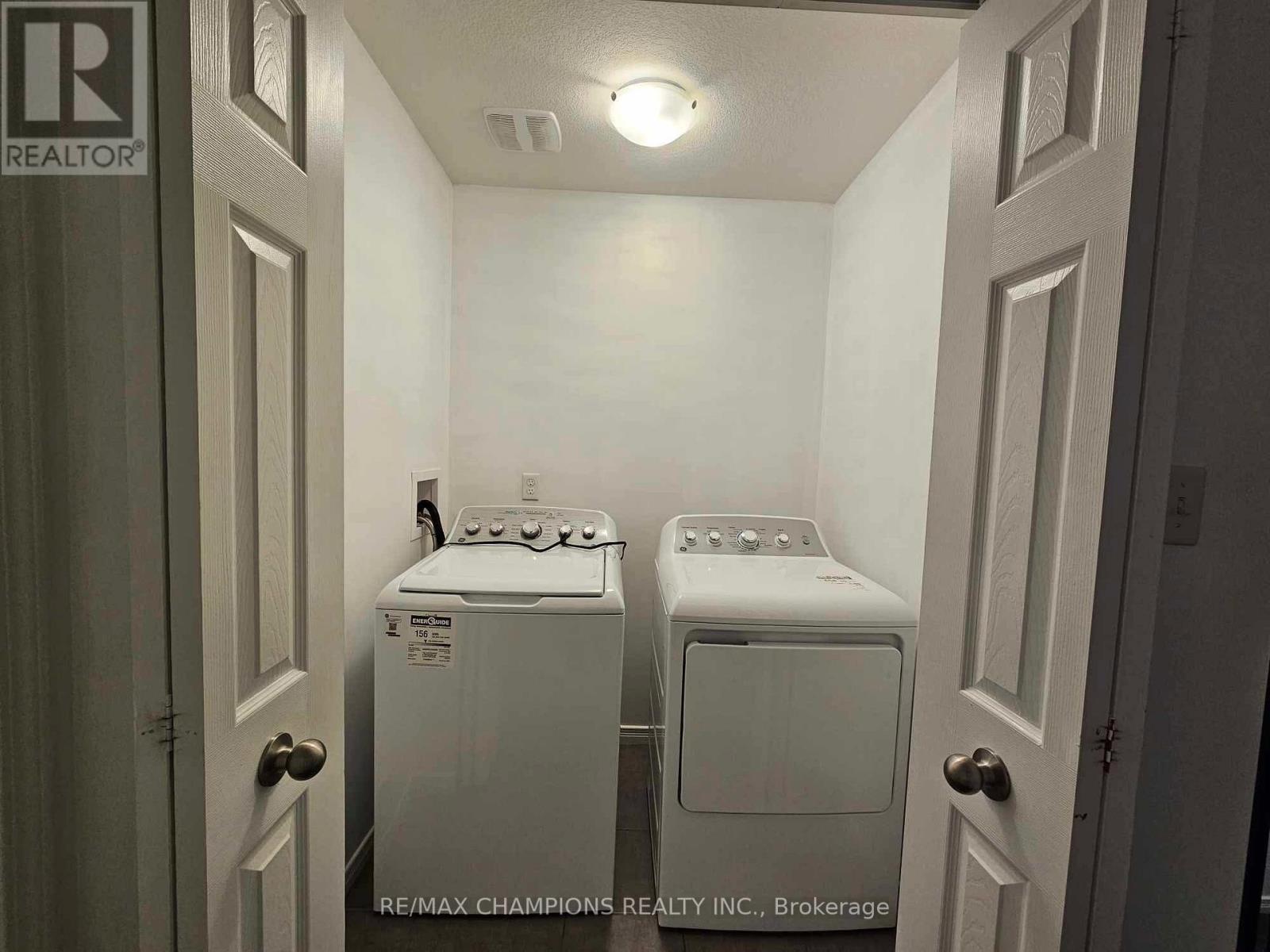 209 Woodmeadow Court, Kitchener, Ontario  N2R 0P8 - Photo 11 - X12531146