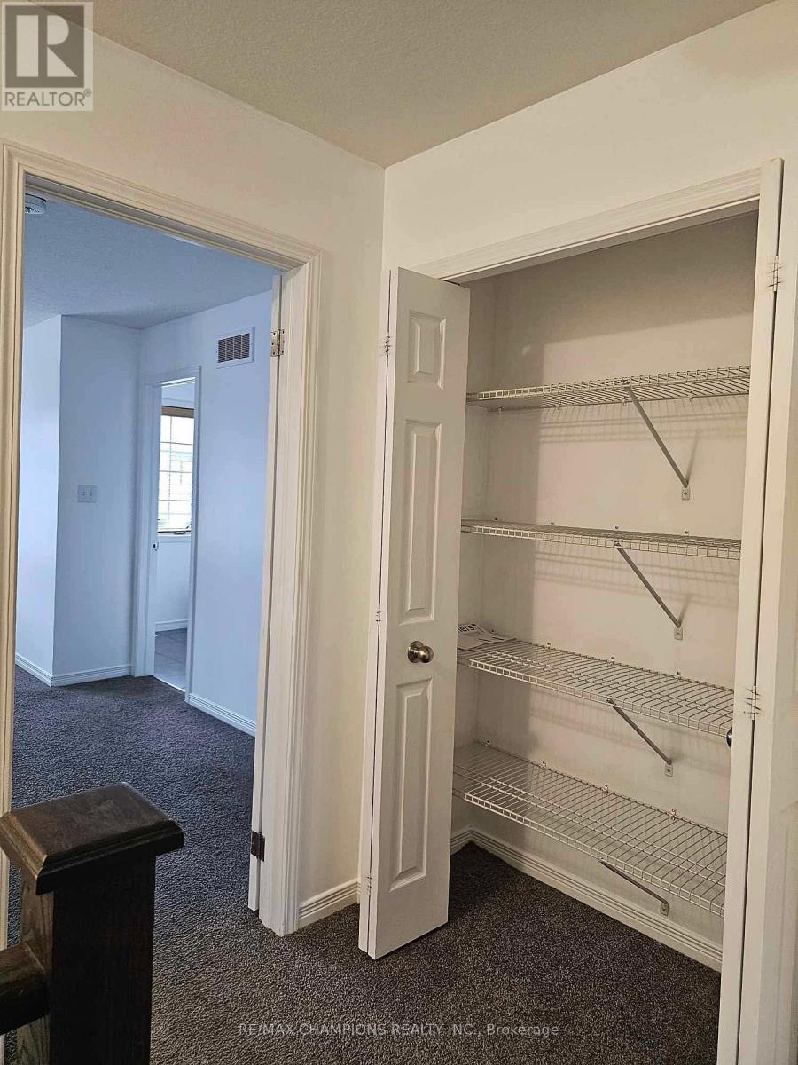 209 Woodmeadow Court, Kitchener, Ontario  N2R 0P8 - Photo 9 - X12531146