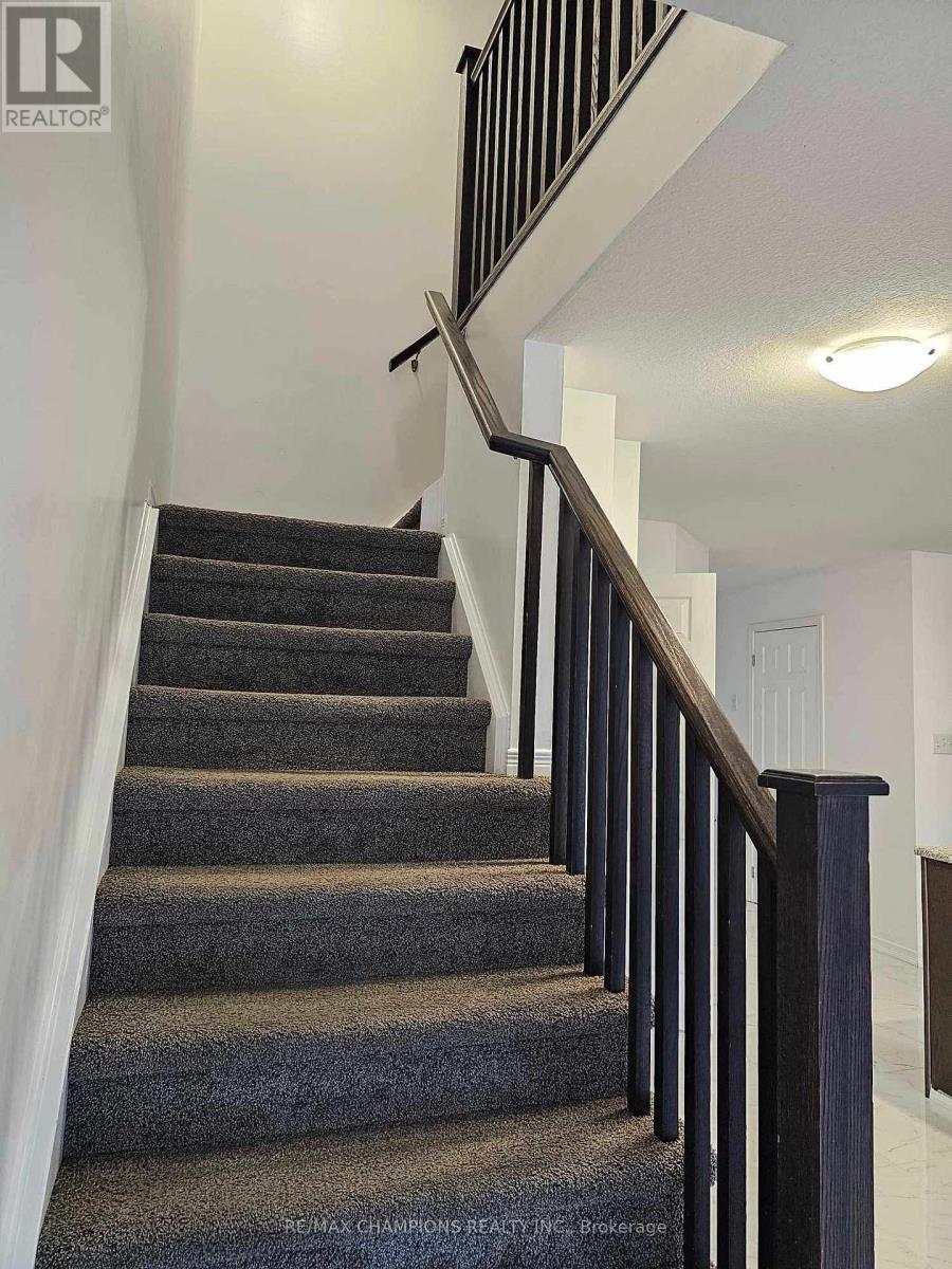 209 Woodmeadow Court, Kitchener, Ontario  N2R 0P8 - Photo 5 - X12531146