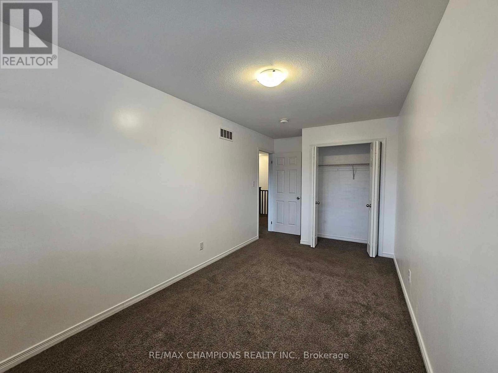 209 Woodmeadow Court, Kitchener, Ontario  N2R 0P8 - Photo 6 - X12531146