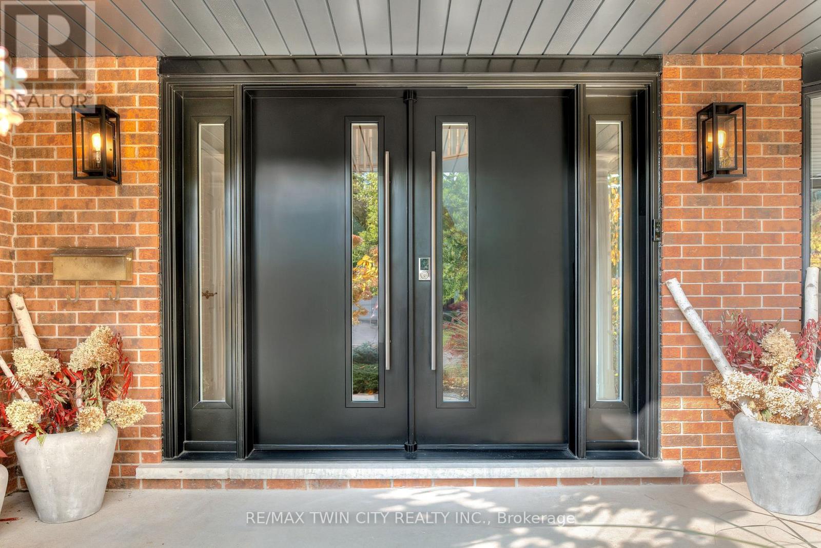 455 Winchester Drive, Waterloo, Ontario  N2T 1H6 - Photo 3 - X12532098