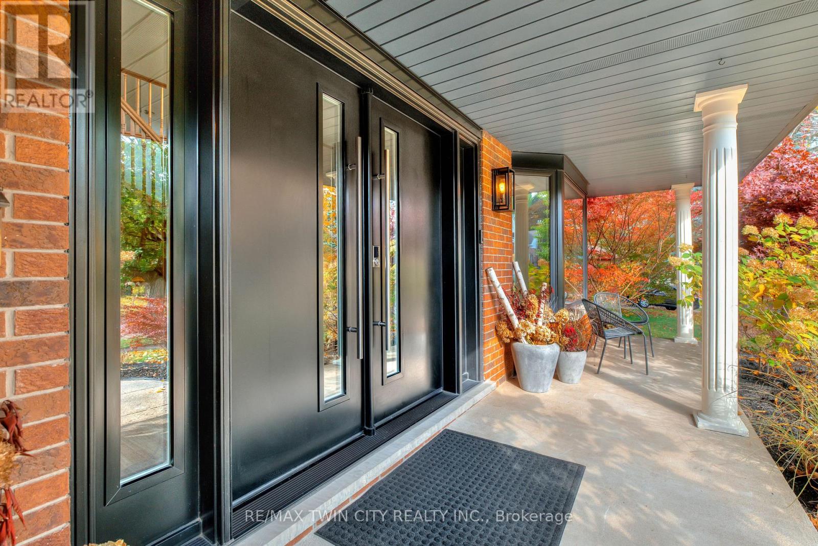 455 Winchester Drive, Waterloo, Ontario  N2T 1H6 - Photo 4 - X12532098