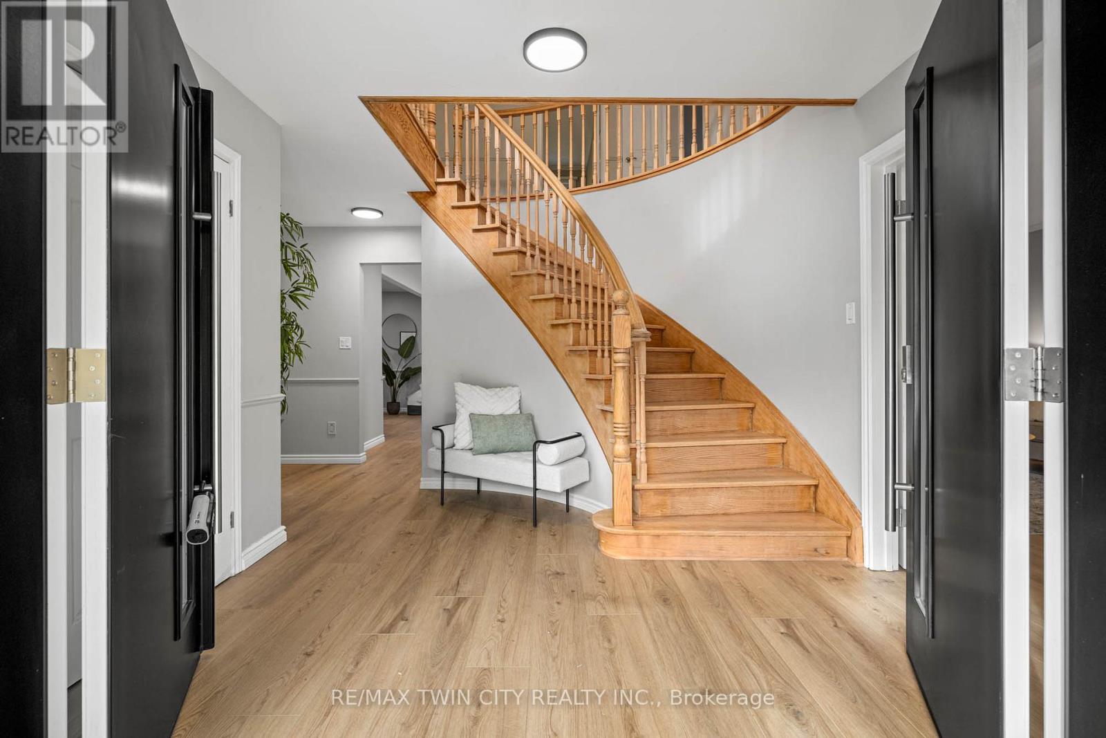 455 Winchester Drive, Waterloo, Ontario  N2T 1H6 - Photo 5 - X12532098