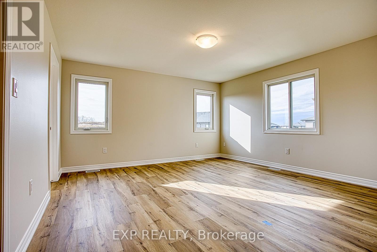 Upper - 26 Willson Drive, Thorold, Ontario  L2V 0G7 - Photo 27 - X12532202