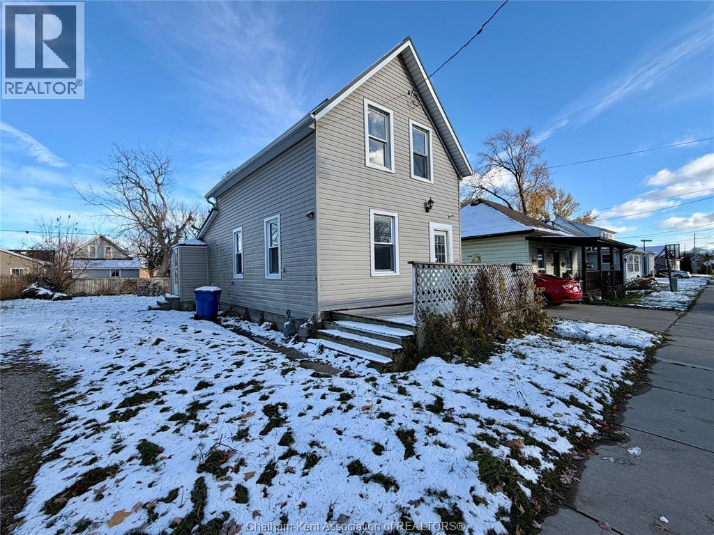 MLS# 25028500: 15 Degge STREET, Chatham, Canada