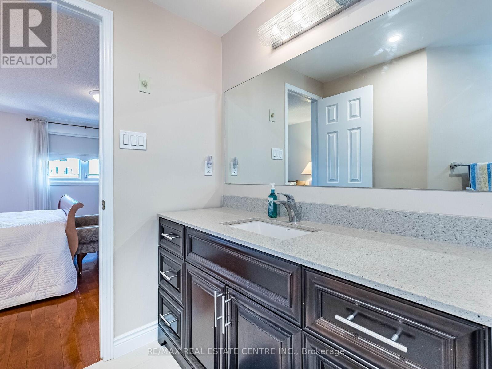 274 Ceremonial Drive, Mississauga (Hurontario), Ontario  L5R 2N8 - Photo 31 - W12427352