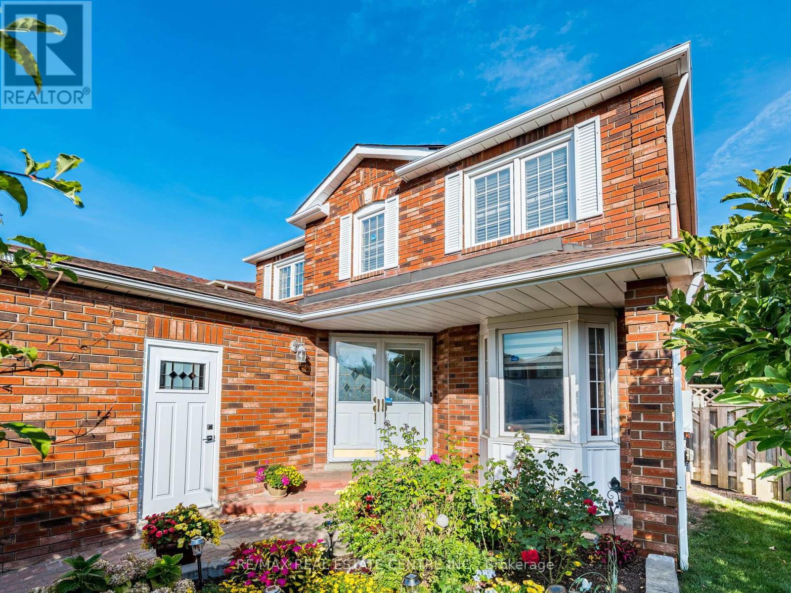 274 Ceremonial Drive, Mississauga (Hurontario), Ontario  L5R 2N8 - Photo 7 - W12427352