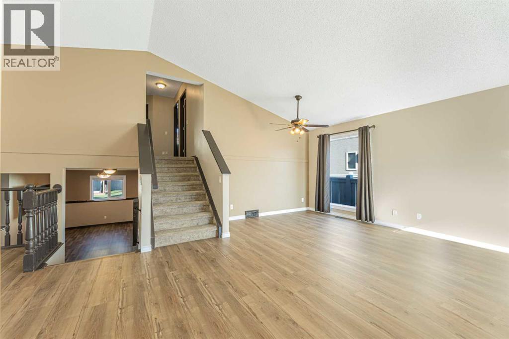 215 Hidden Vale Place Nw, Calgary, Alberta  T2M 1J4 - Photo 5 - A2266718