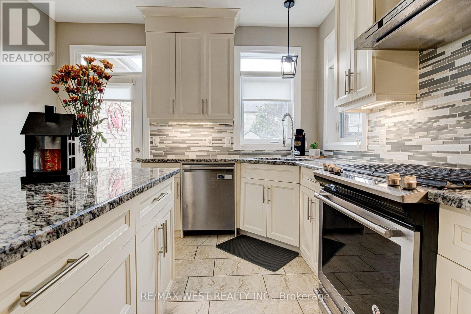 68 Challenger Avenue, North Dumfries, Ontario N0B 1E0 - Photo 15 - X12418954