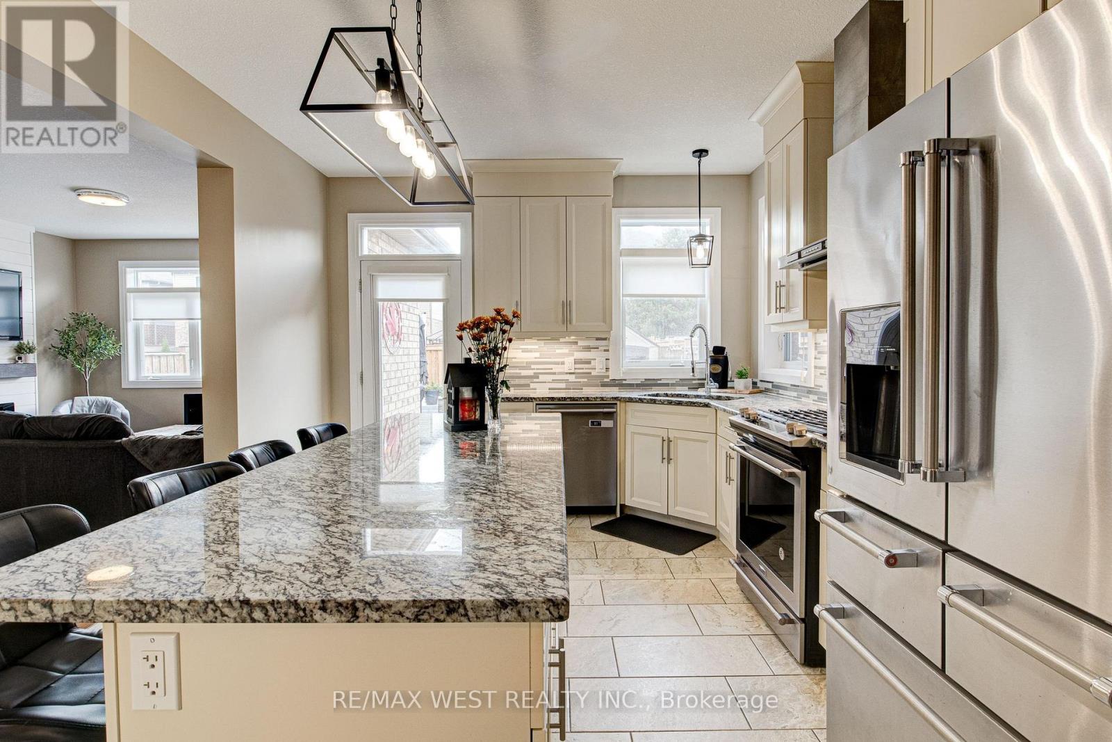 68 Challenger Avenue, North Dumfries, Ontario N0B 1E0 - Photo 10 - X12418954