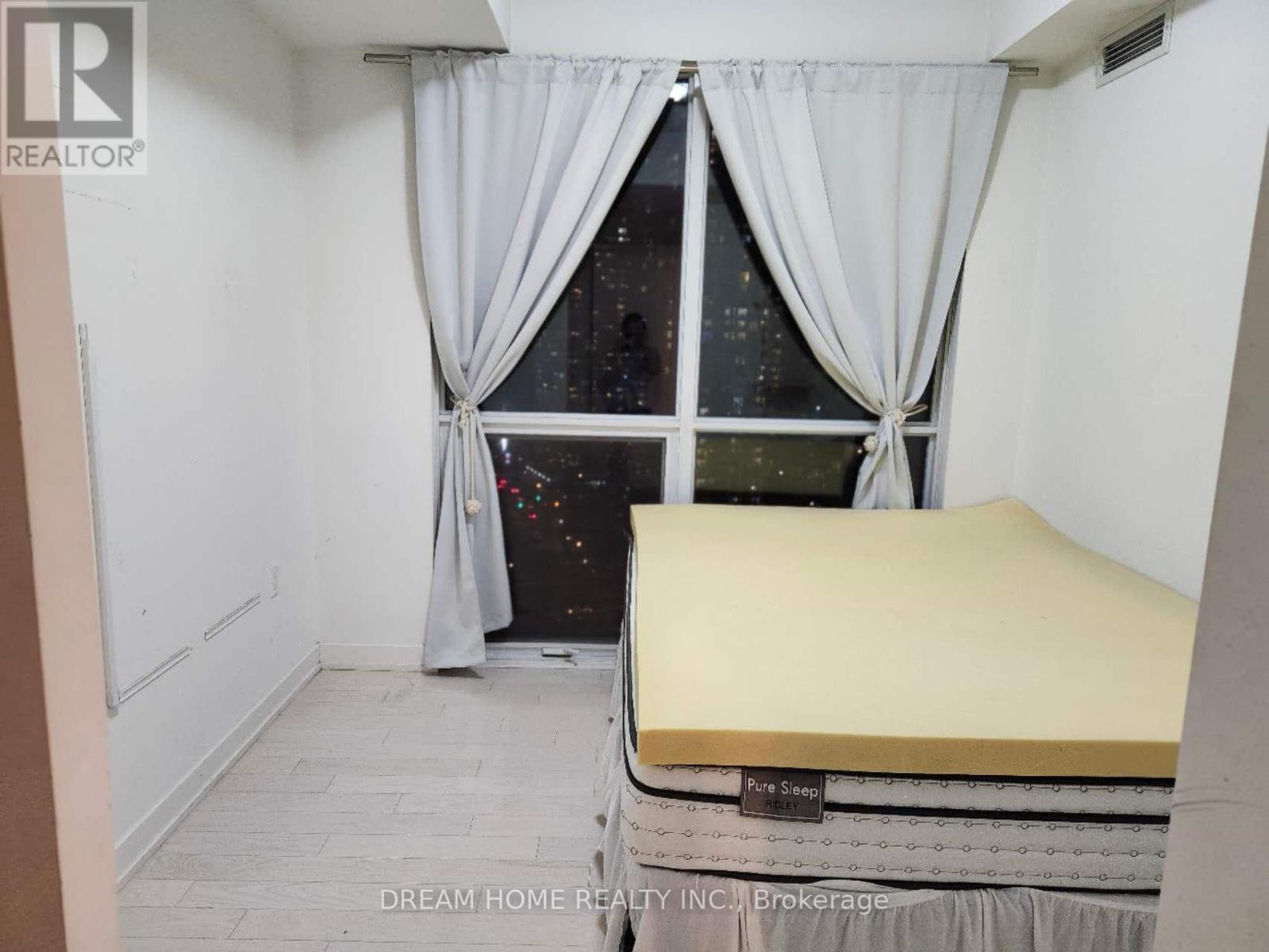 2002 - 1 The Esplanade Drive, Toronto, Ontario  M5E 0A8 - Photo 3 - C12532394