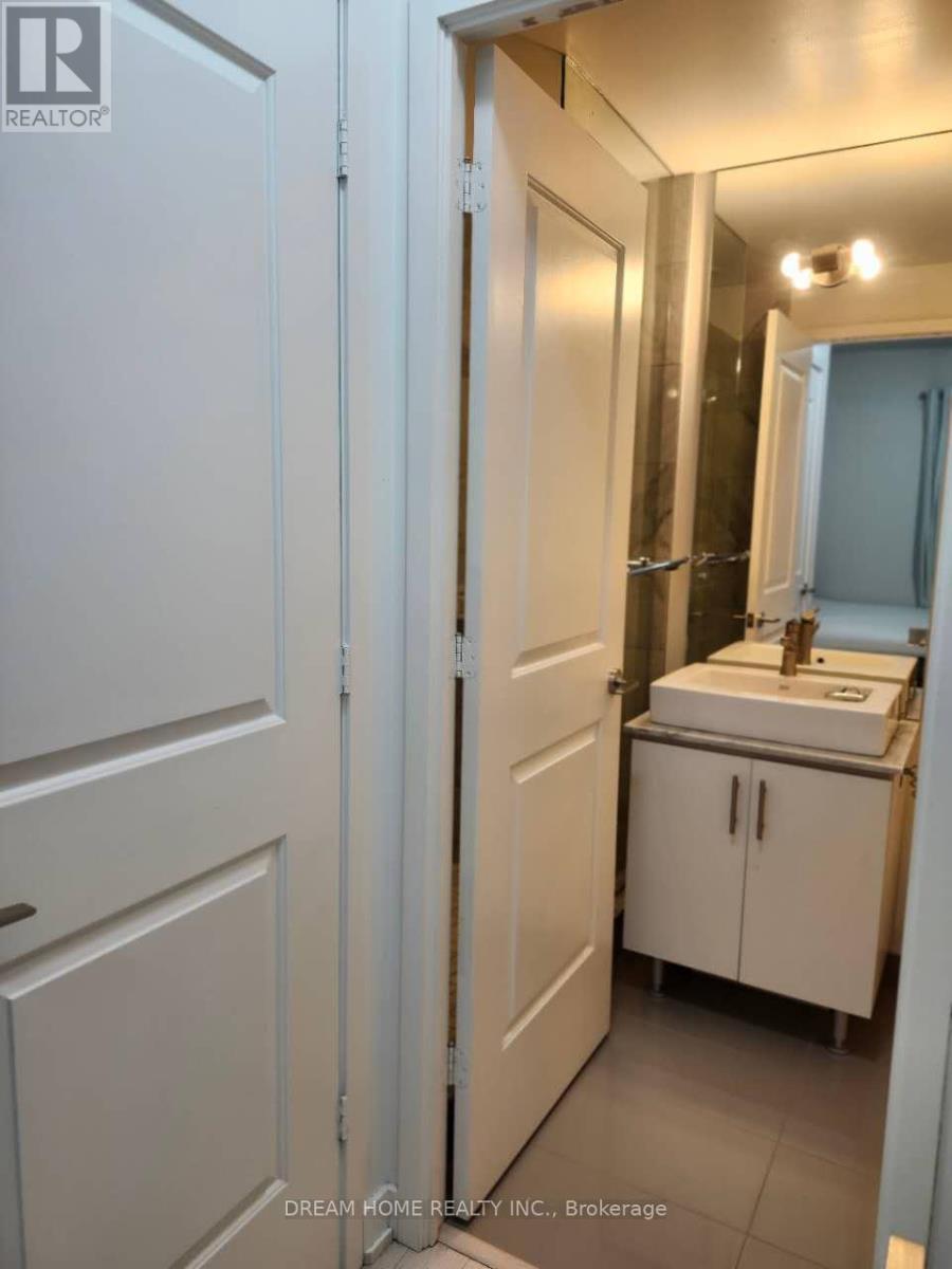 2002 - 1 The Esplanade Drive, Toronto, Ontario  M5E 0A8 - Photo 7 - C12532394