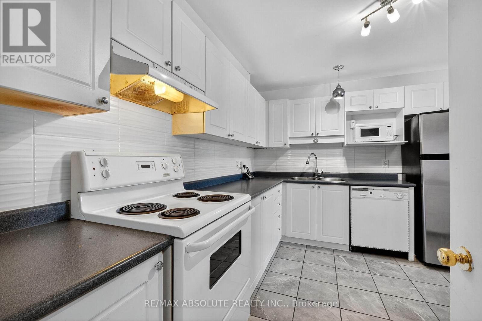 2628 Baseline Road, Ottawa, Ontario  K2H 7B4 - Photo 11 - X12532422