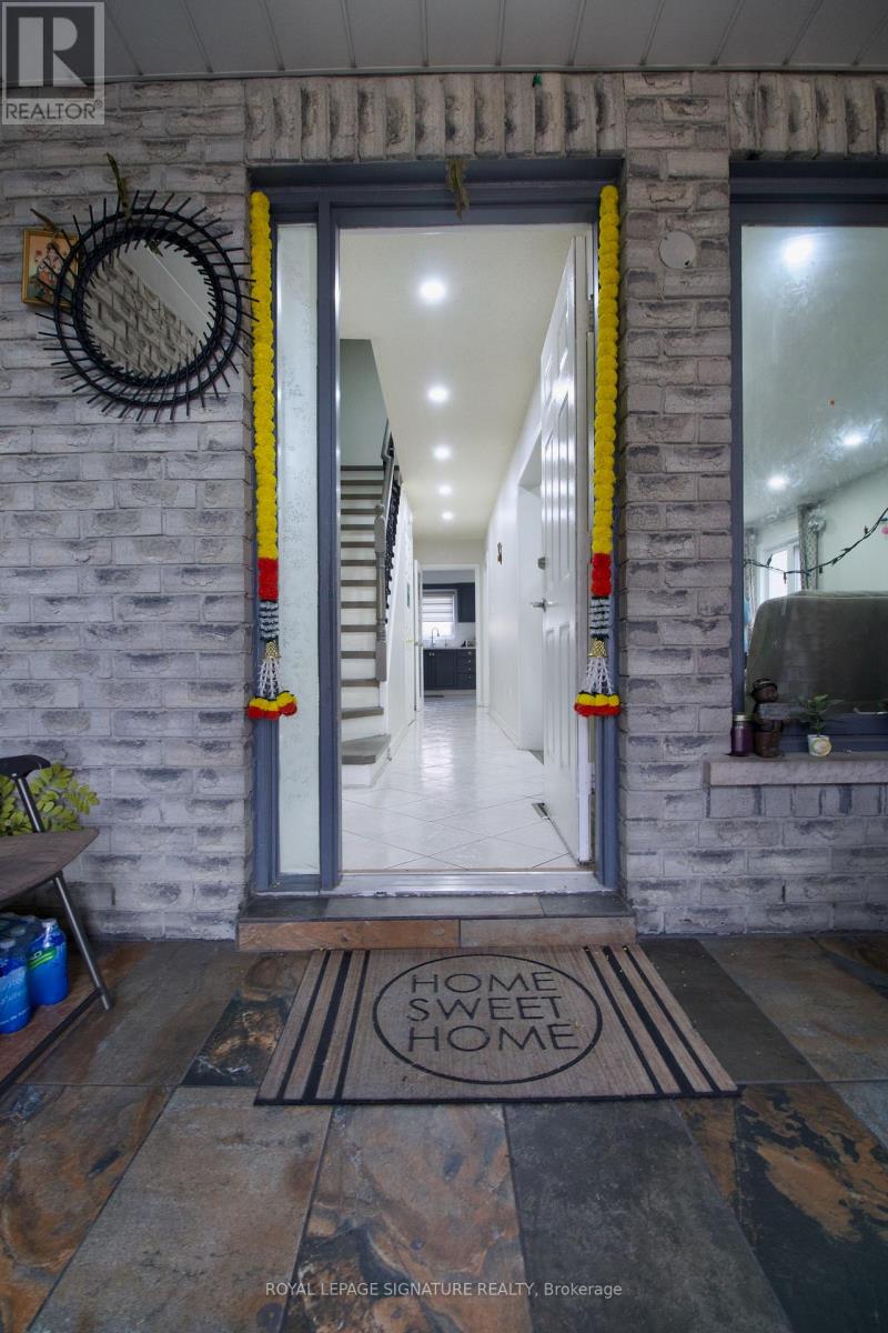 5125 Salishan Circle, Mississauga, Ontario  L5R 3E8 - Photo 5 - W12531104