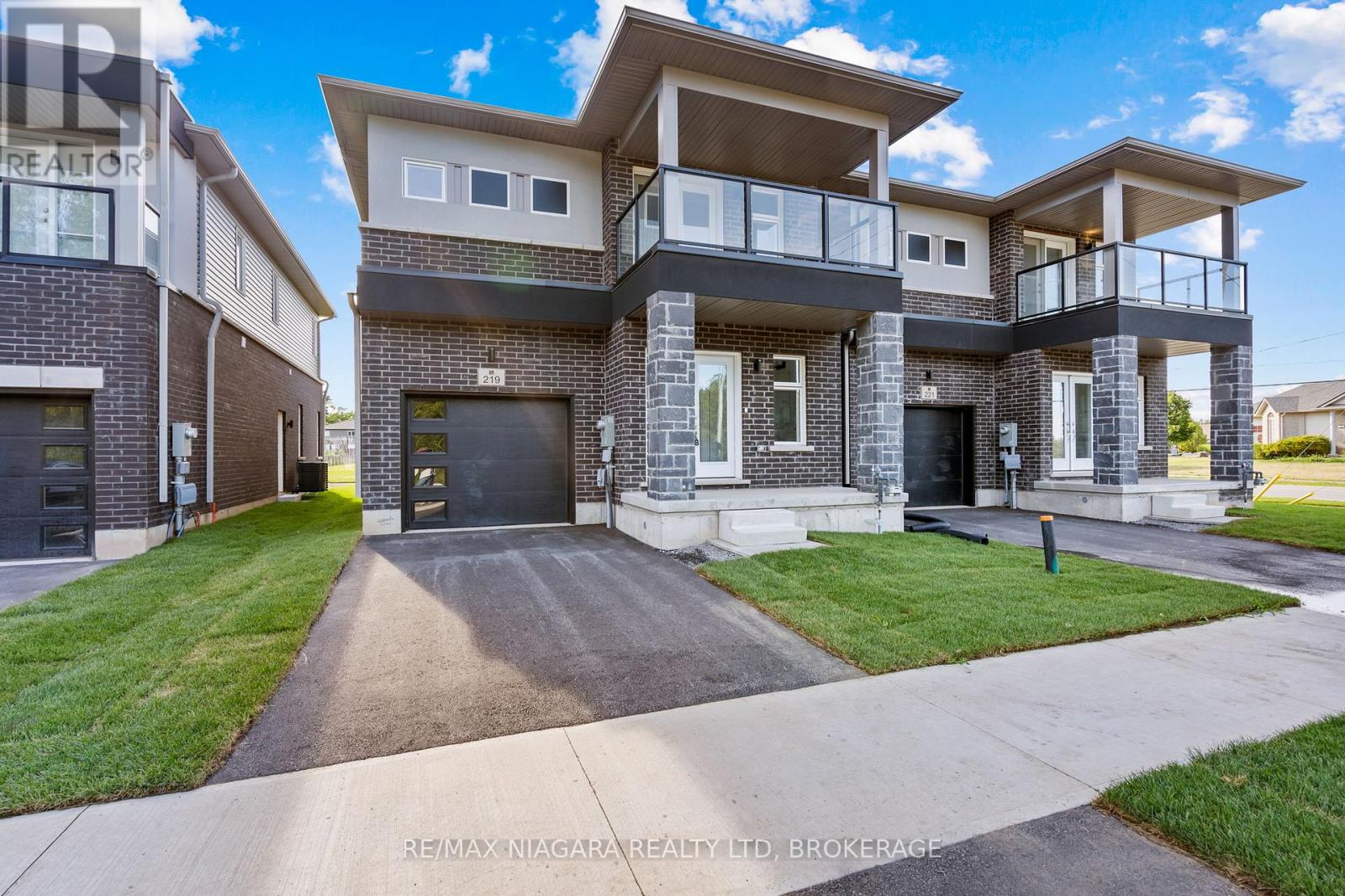 219 Wells Avenue, Fort Erie, Ontario L0S 1N0 - Photo 2 - X12532690