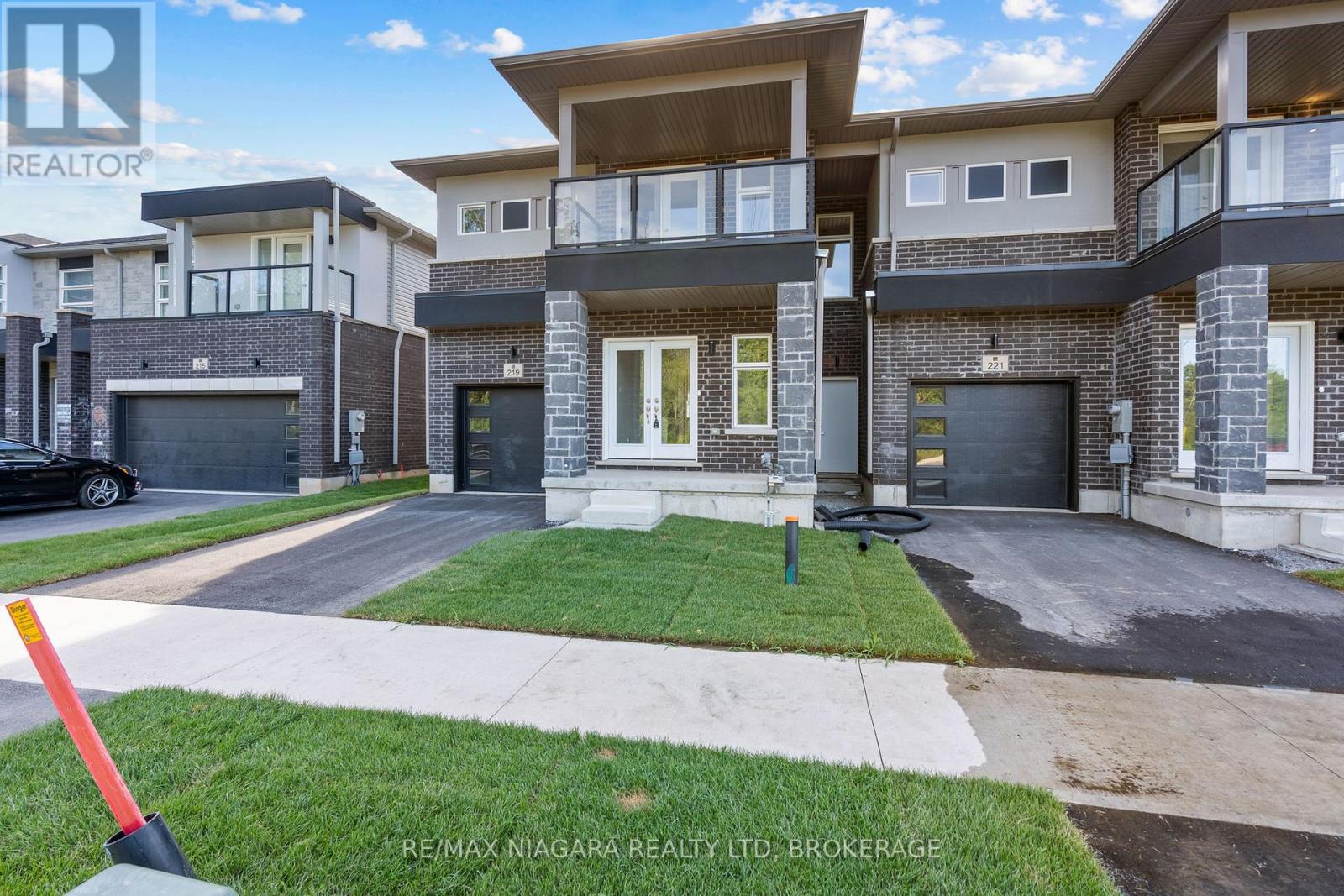 219 Wells Avenue, Fort Erie, Ontario L0S 1N0 - Photo 3 - X12532690