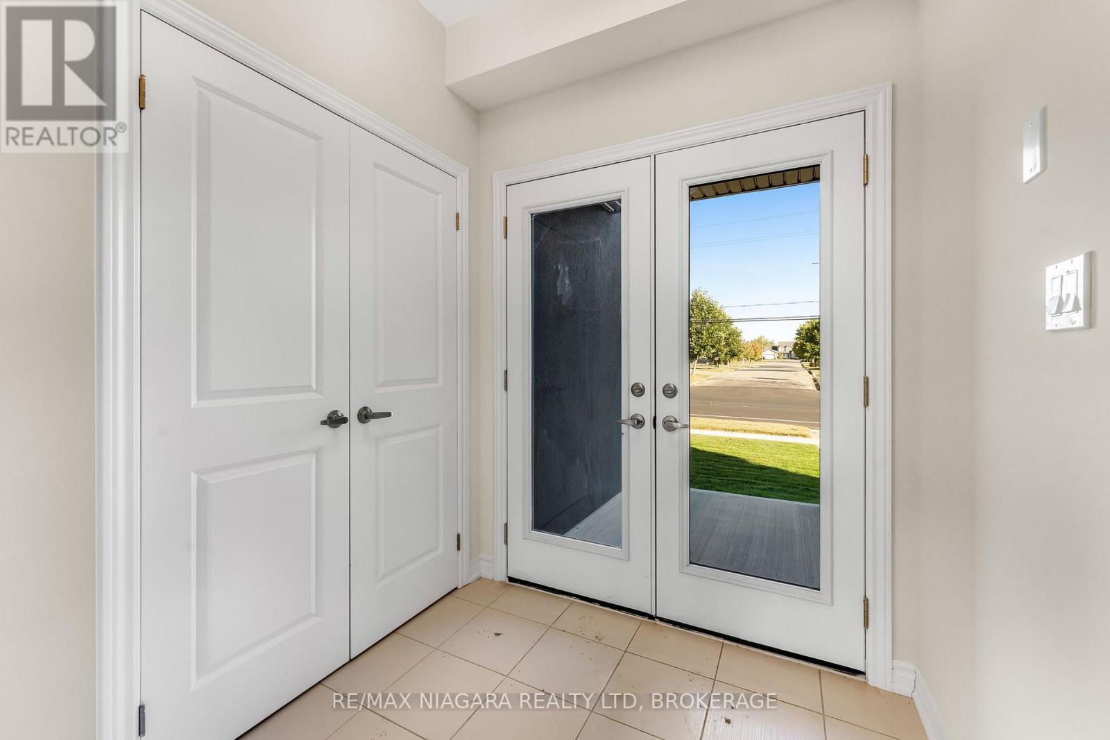 3219 Dominion Road, Fort Erie, Ontario L0S 1N0 - Photo 4 - X12532692