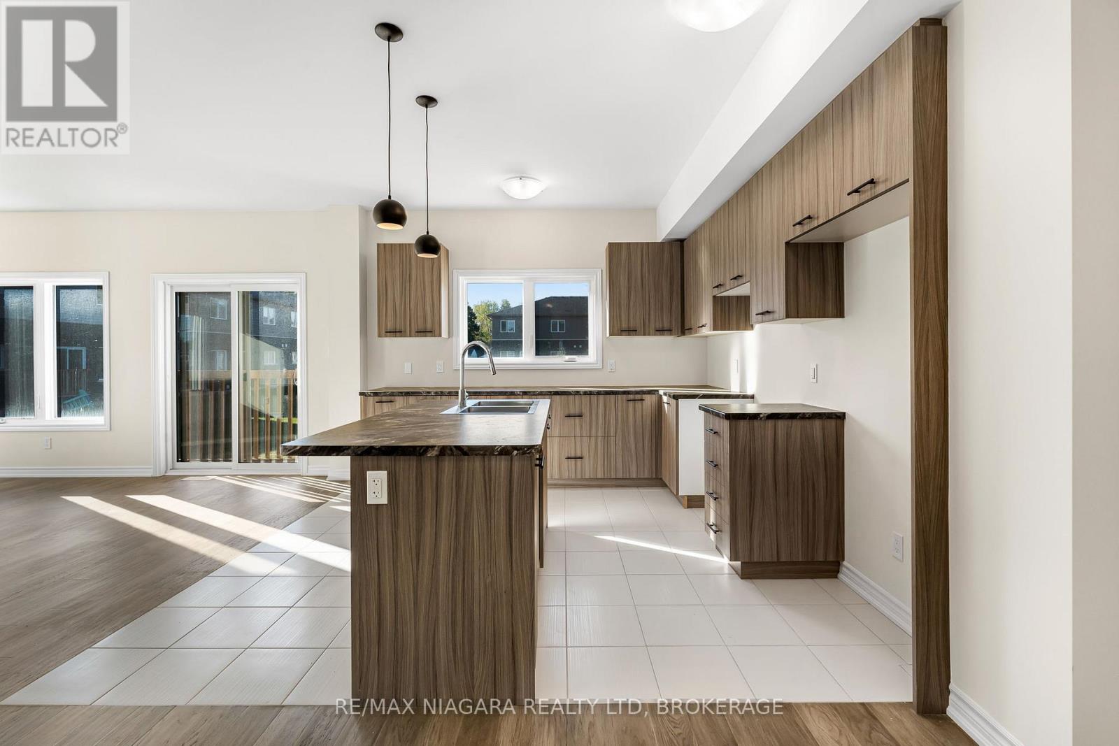 3219 Dominion Road, Fort Erie, Ontario L0S 1N0 - Photo 8 - X12532692