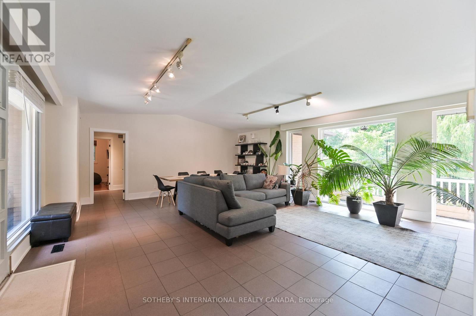 130 Monsheen Drive, Vaughan, Ontario  L4L 2E7 - Photo 3 - N12532350