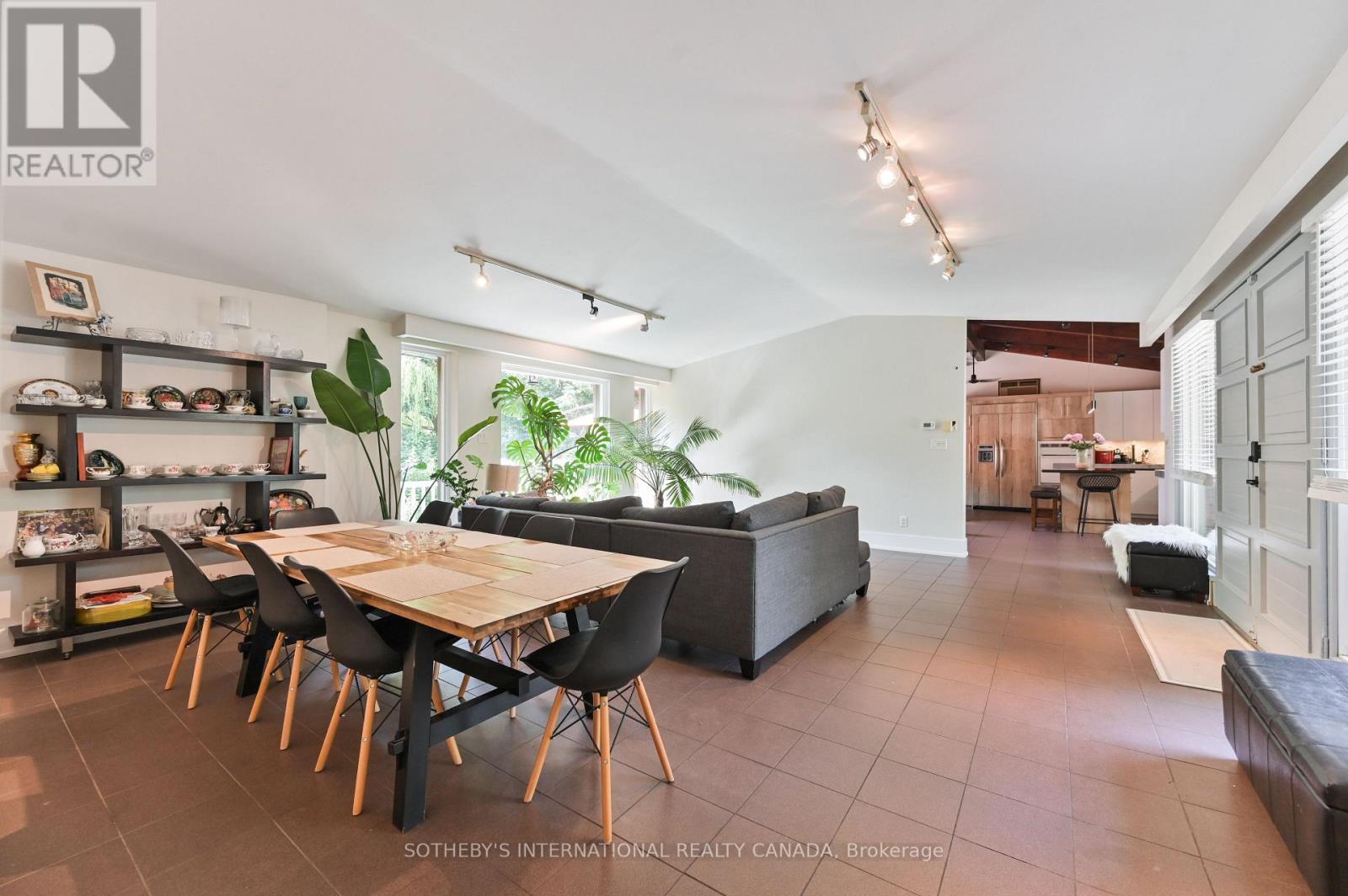 130 Monsheen Drive, Vaughan, Ontario  L4L 2E7 - Photo 4 - N12532350