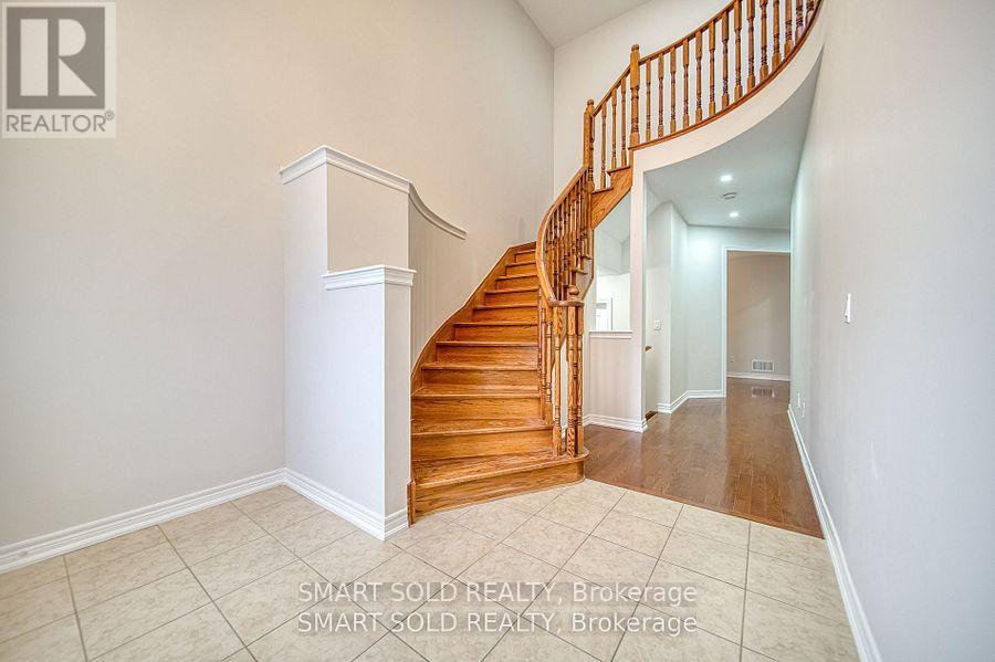 193 Roadhouse Boulevard, Newmarket, Ontario  L3X 3K6 - Photo 2 - N12532364