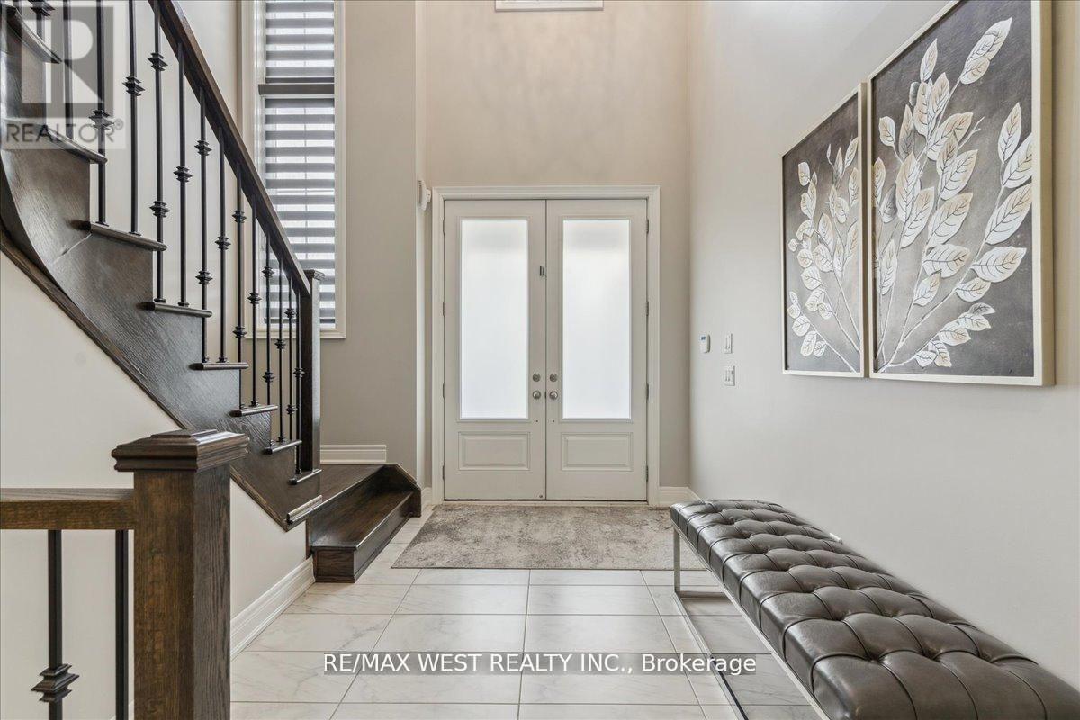 39 Condor Way, Vaughan, Ontario  L4H 4N1 - Photo 2 - N12532386