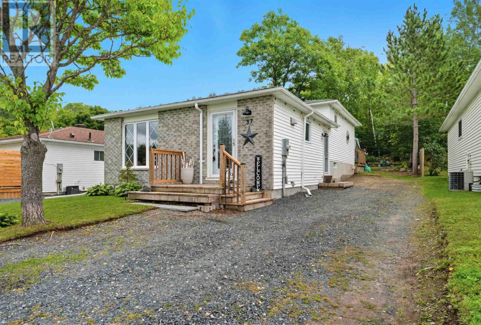 37 McLaren CRES, Elliot Lake, Ontario