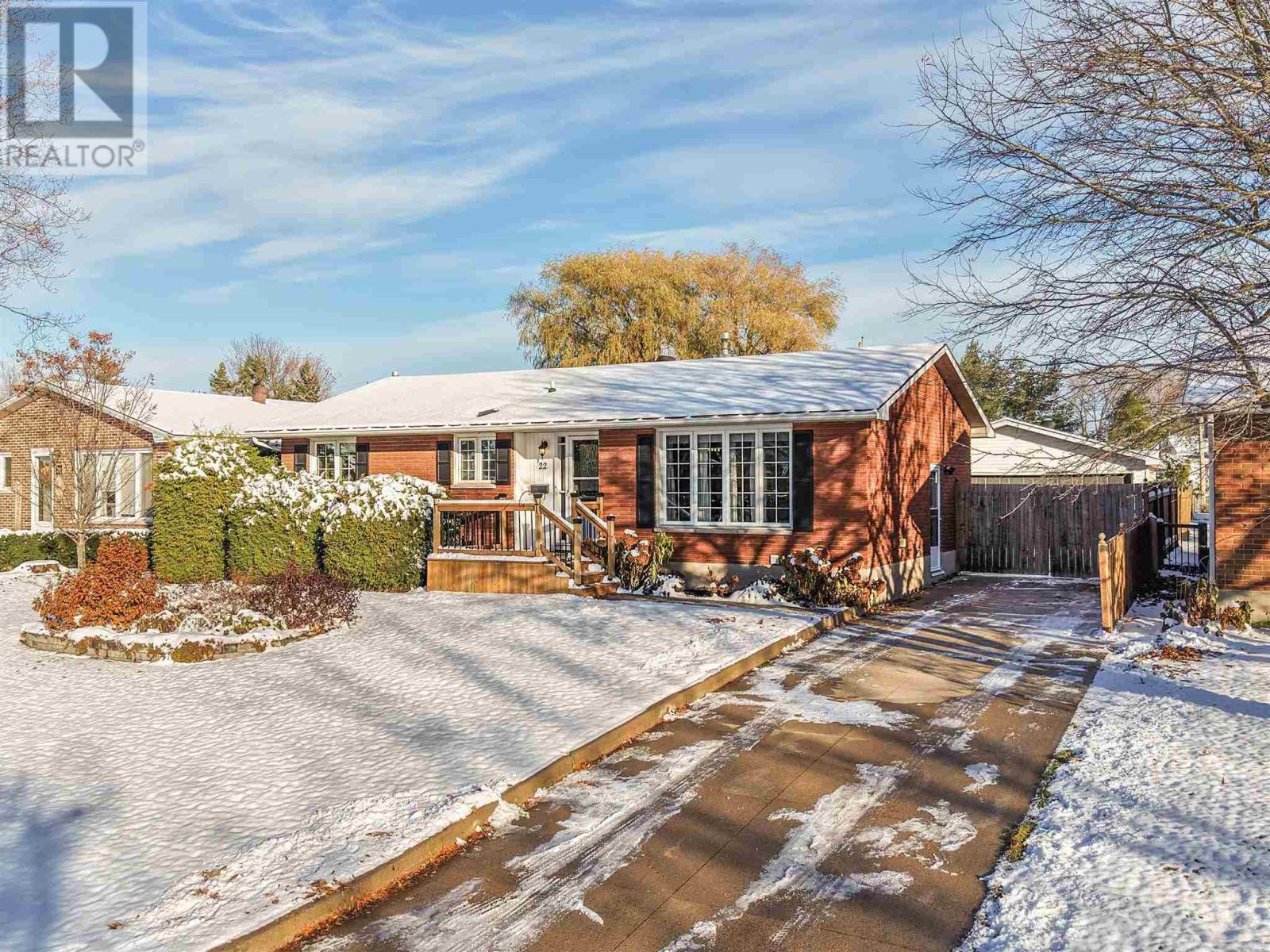 22 Lasalle Ct, Sault Ste. Marie, Ontario  P6B 4R6 - Photo 3 - SM253218