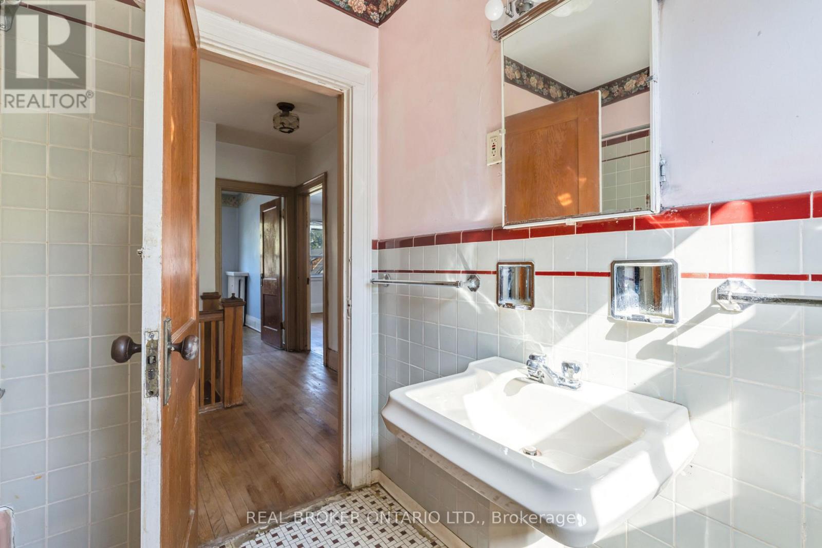 19 Lessard Avenue, Toronto, Ontario  M6S 1X6 - Photo 19 - W12532262