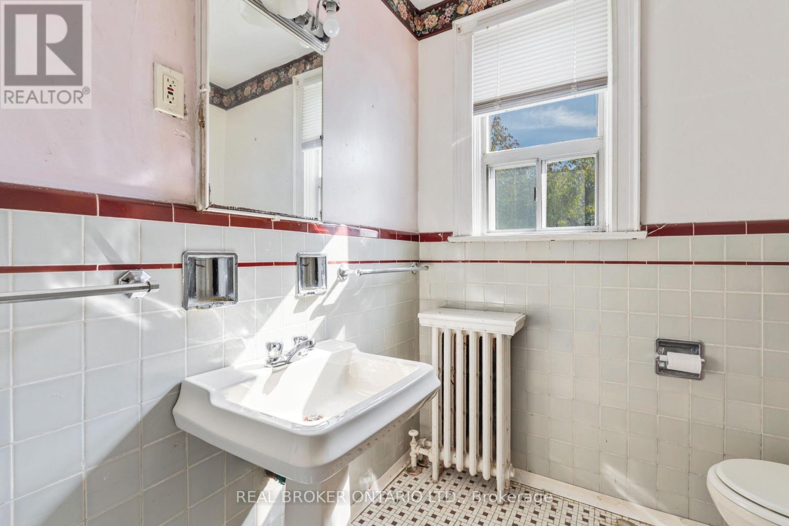 19 Lessard Avenue, Toronto, Ontario  M6S 1X6 - Photo 20 - W12532262