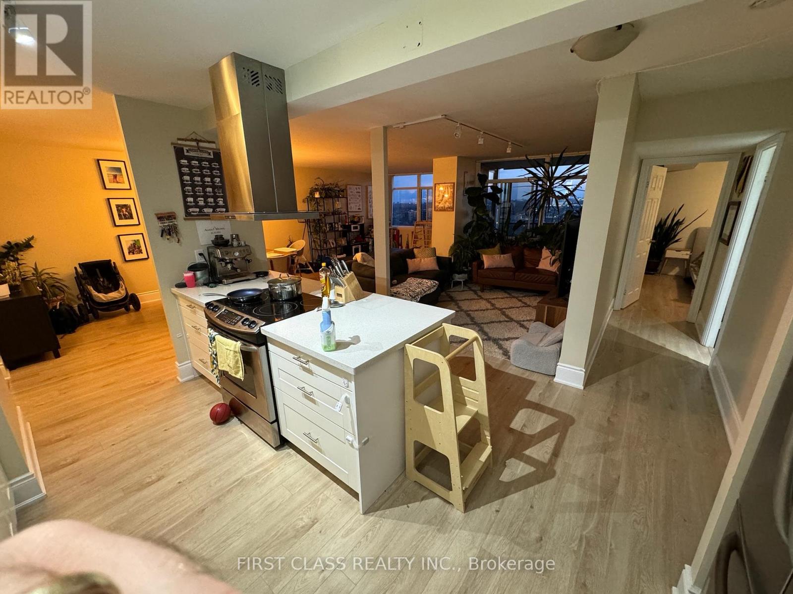 2806 - 3100 Kirwin Avenue, Mississauga, Ontario  L5A 3S6 - Photo 3 - W12532288