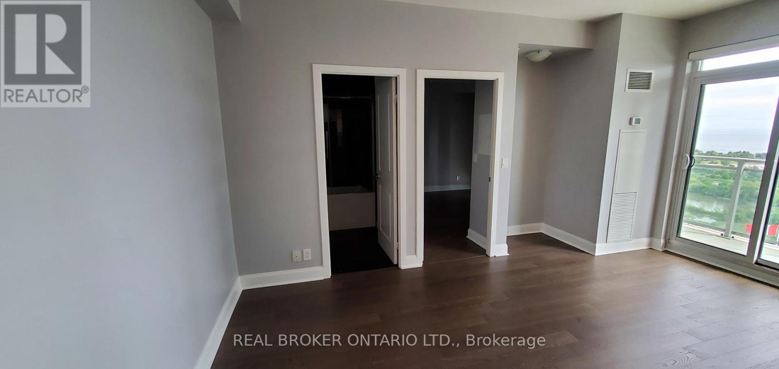 33 Shore Breeze Drive, Toronto, Ontario  M8V 0G1 - Photo 3 - W12532294