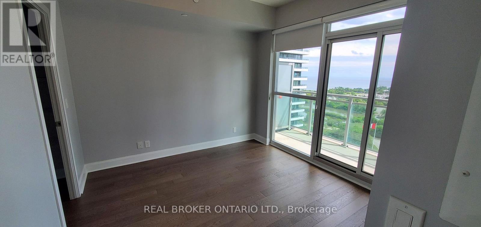 33 Shore Breeze Drive, Toronto, Ontario  M8V 0G1 - Photo 4 - W12532294