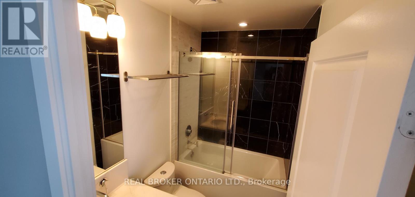 33 Shore Breeze Drive, Toronto, Ontario  M8V 0G1 - Photo 7 - W12532294