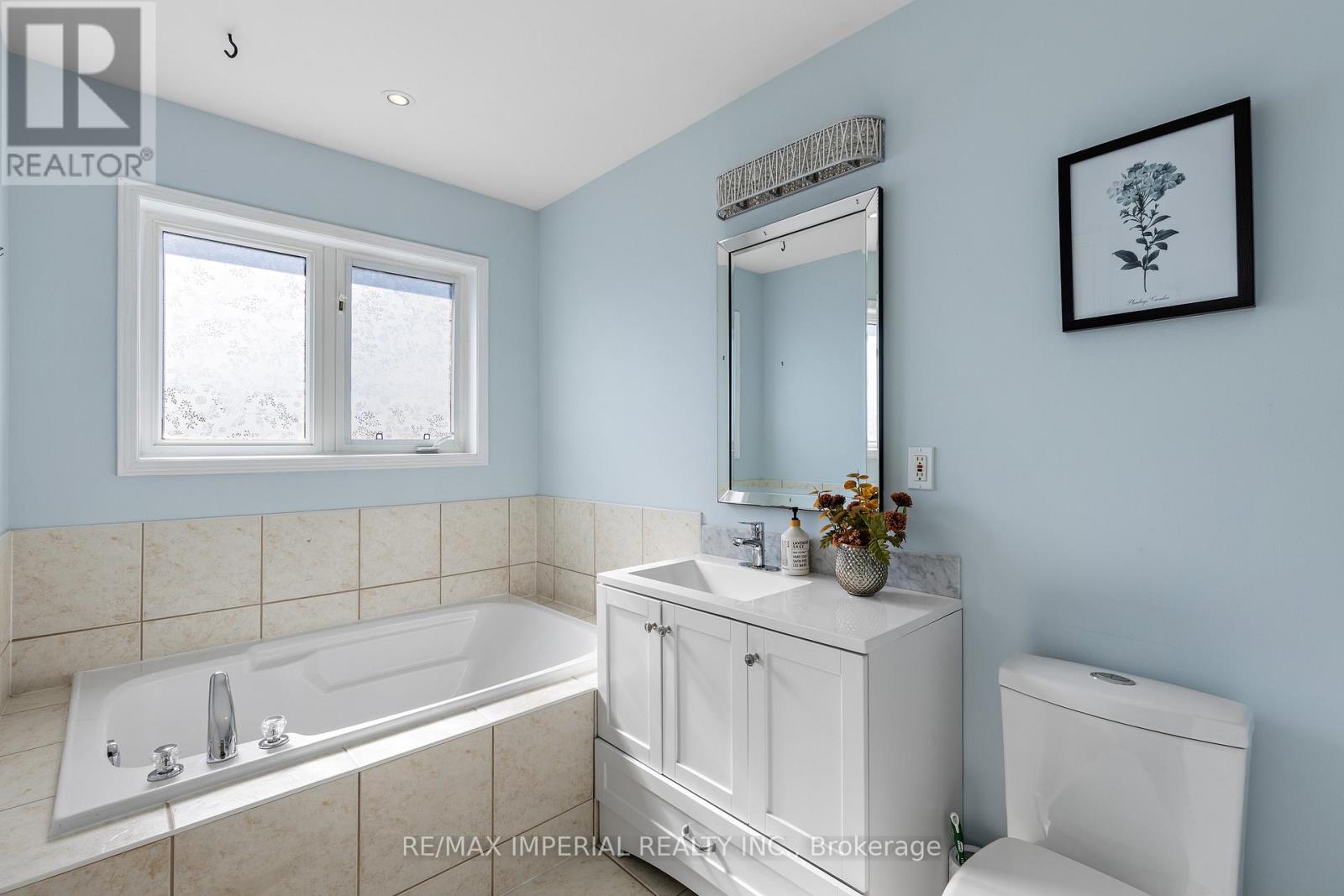 94 Littlewood Drive, Oakville, Ontario  L6H 6V1 - Photo 35 - W12532300