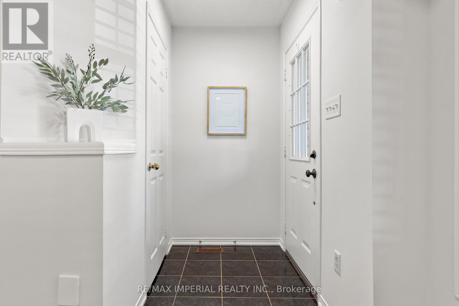 94 Littlewood Drive, Oakville, Ontario  L6H 6V1 - Photo 4 - W12532300