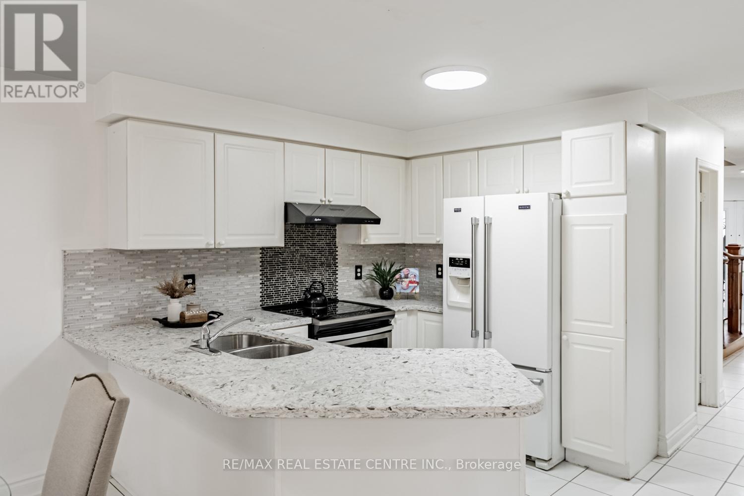 8 Mannel Crescent, Brampton, Ontario  L6Y 5E1 - Photo 13 - W12532310