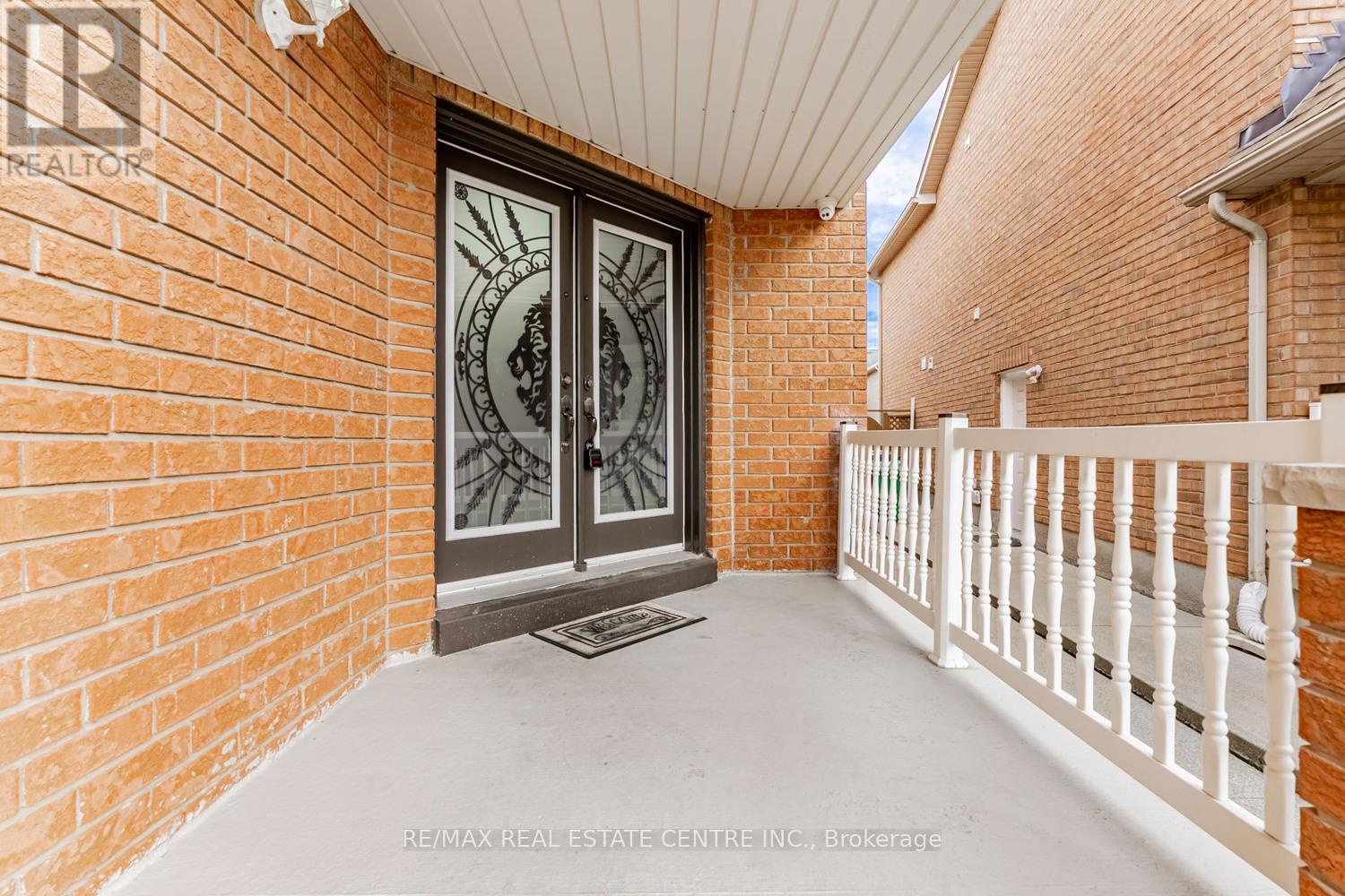 8 Mannel Crescent, Brampton, Ontario  L6Y 5E1 - Photo 2 - W12532310