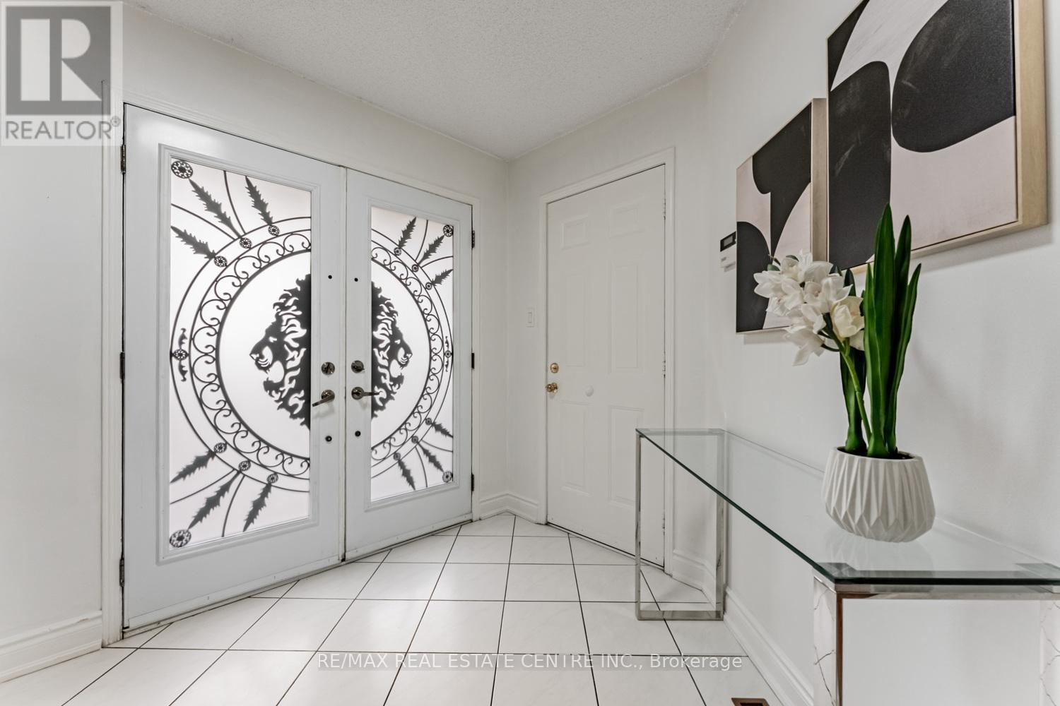 8 Mannel Crescent, Brampton, Ontario  L6Y 5E1 - Photo 3 - W12532310