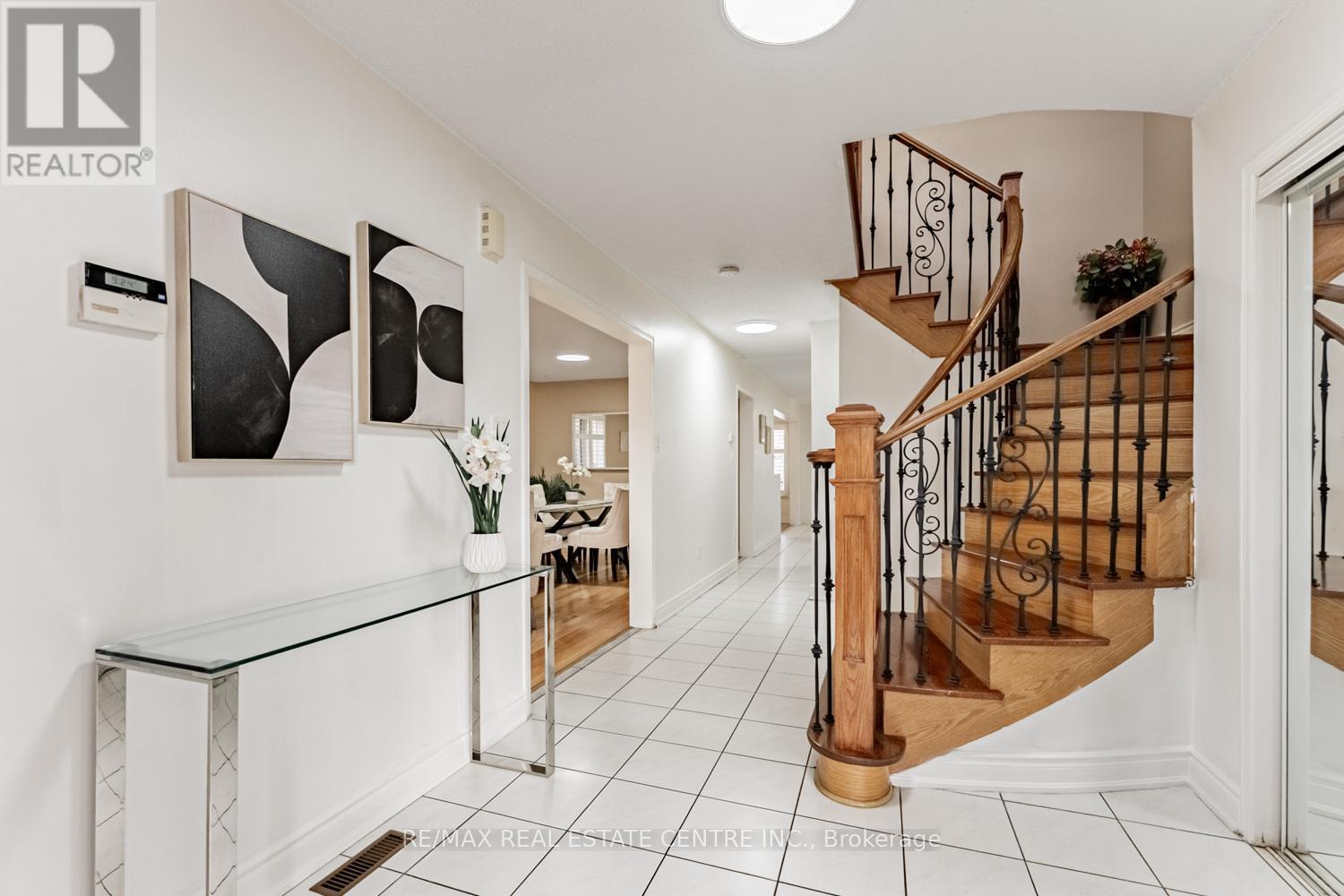 8 Mannel Crescent, Brampton, Ontario  L6Y 5E1 - Photo 4 - W12532310