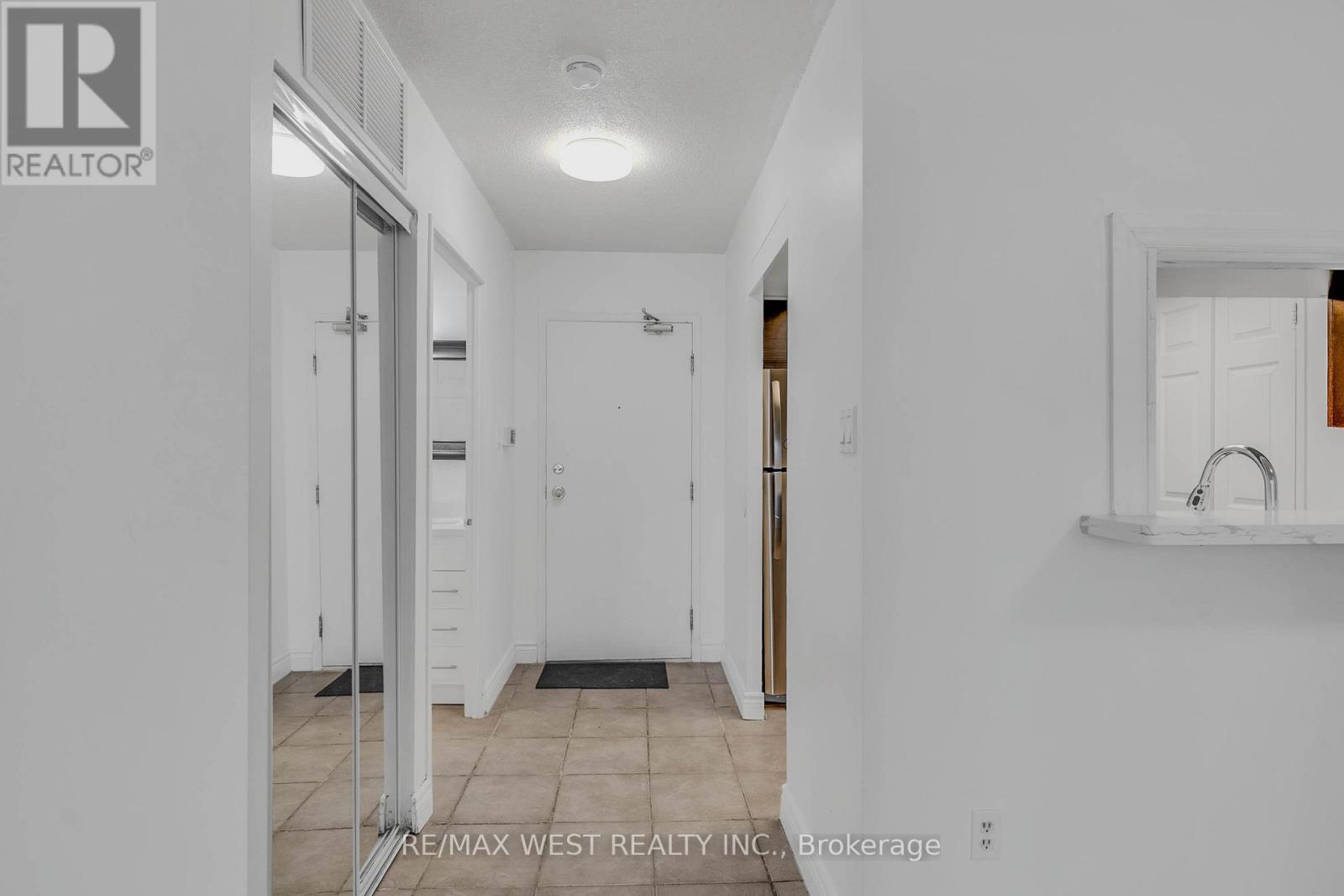 1102 - 285 Enfield Place, Mississauga, Ontario  L5B 3Y6 - Photo 6 - W12532406