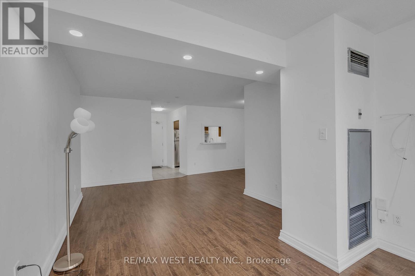 1102 - 285 Enfield Place, Mississauga, Ontario  L5B 3Y6 - Photo 9 - W12532406