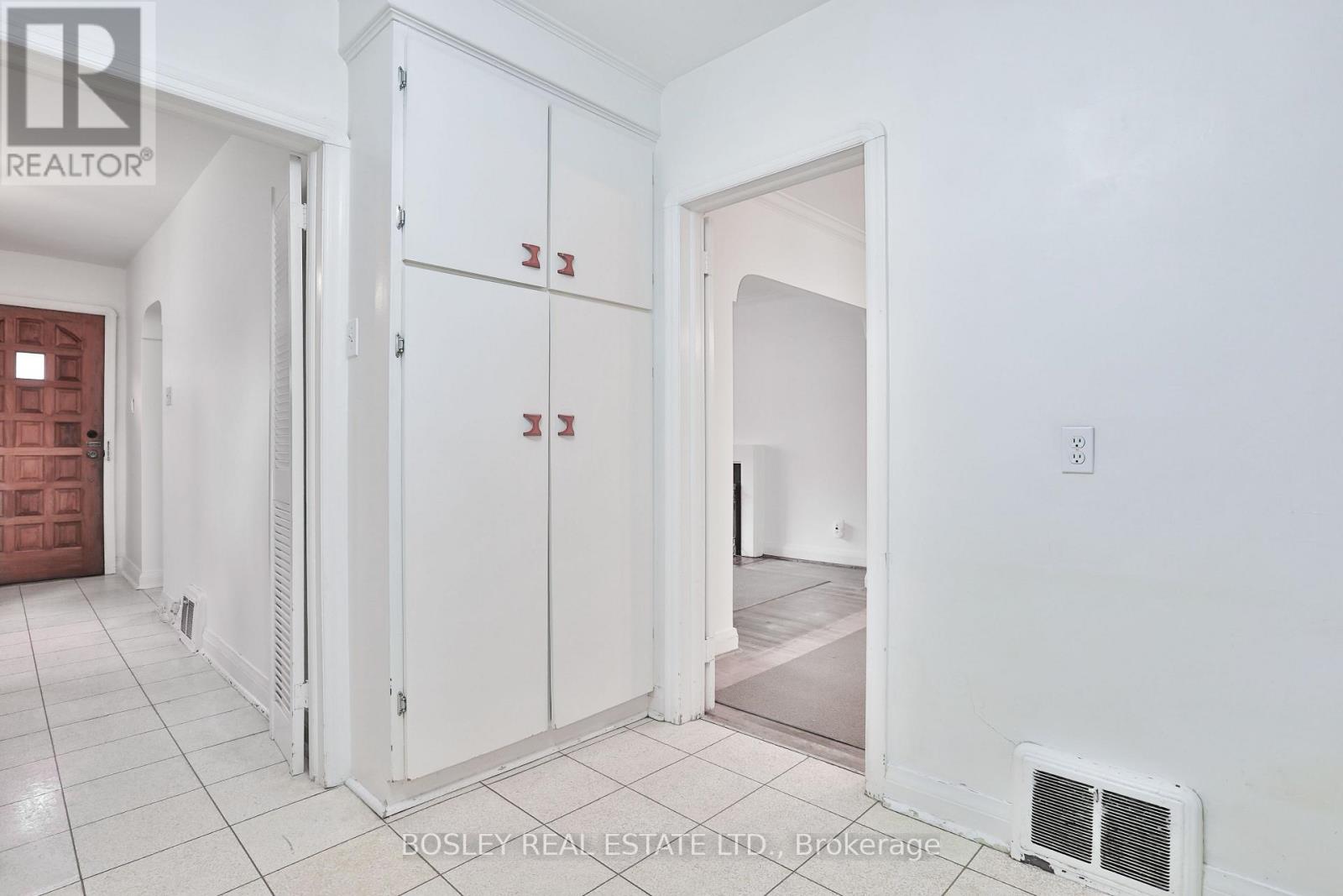 17 Fairholme Avenue, Toronto, Ontario  M6B 2W4 - Photo 13 - C12532464