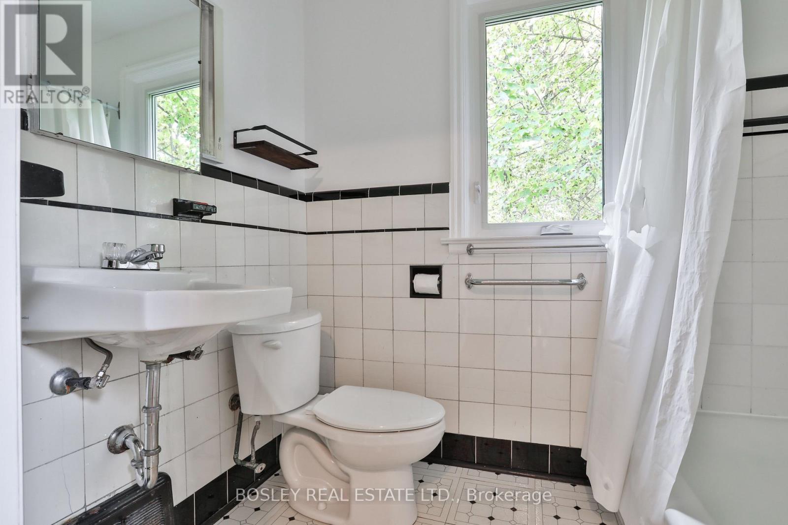 17 Fairholme Avenue, Toronto, Ontario  M6B 2W4 - Photo 15 - C12532464